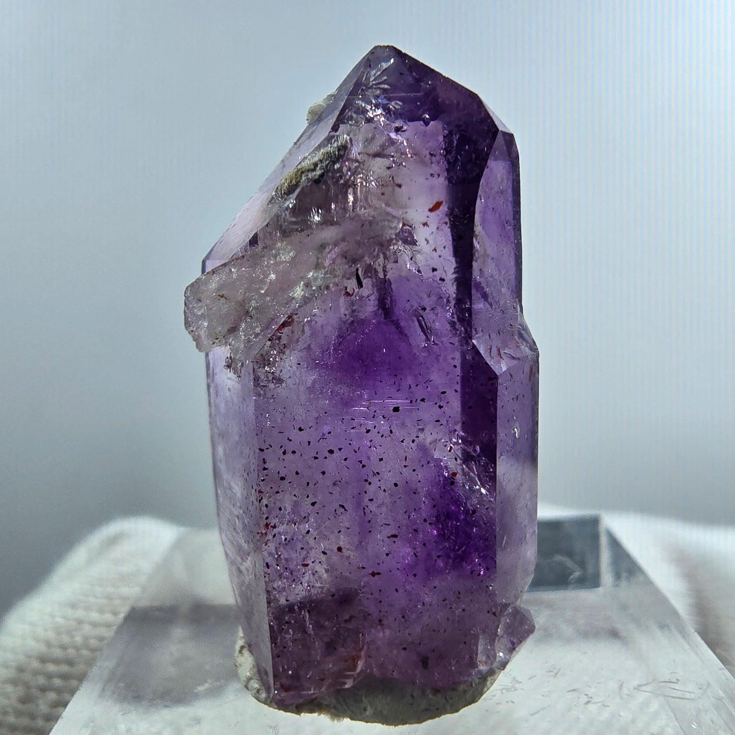 Pointe de sceptre en améthyste fantôme rare à Goboboseb, Namibie, 28 x 16 x 9 mm