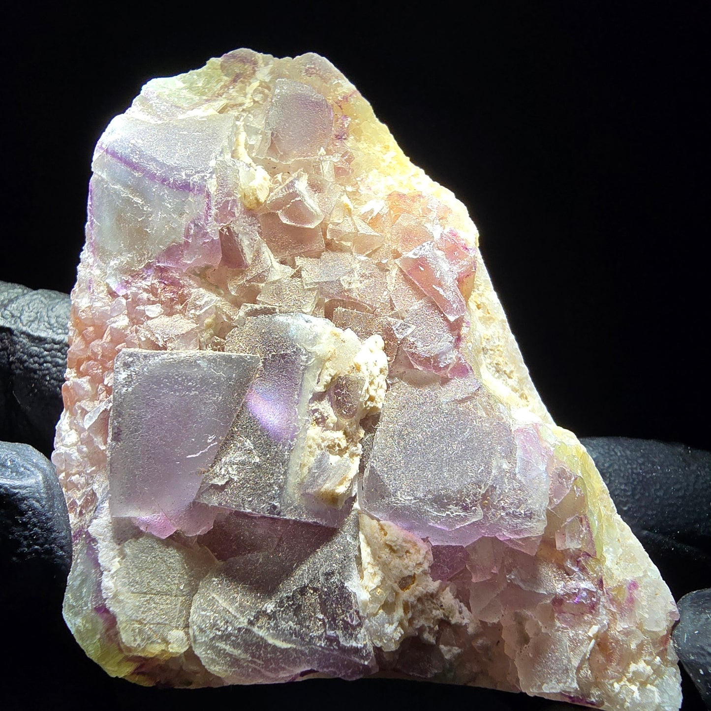 Cube de fluorite fantôme sur scène de quartz violet vert Omehane, Namibie 73*52*18mm