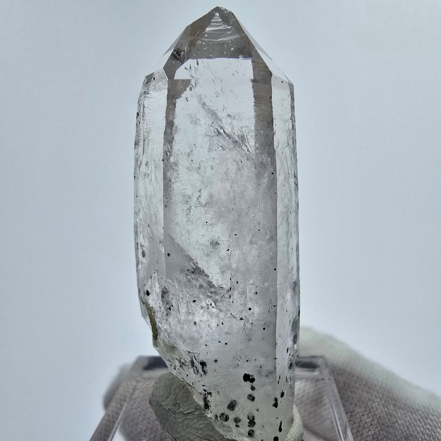 Phantom Quarz Kristall mit Hämatit Streep Mine Goboboseb Namibia 45*16*13mm