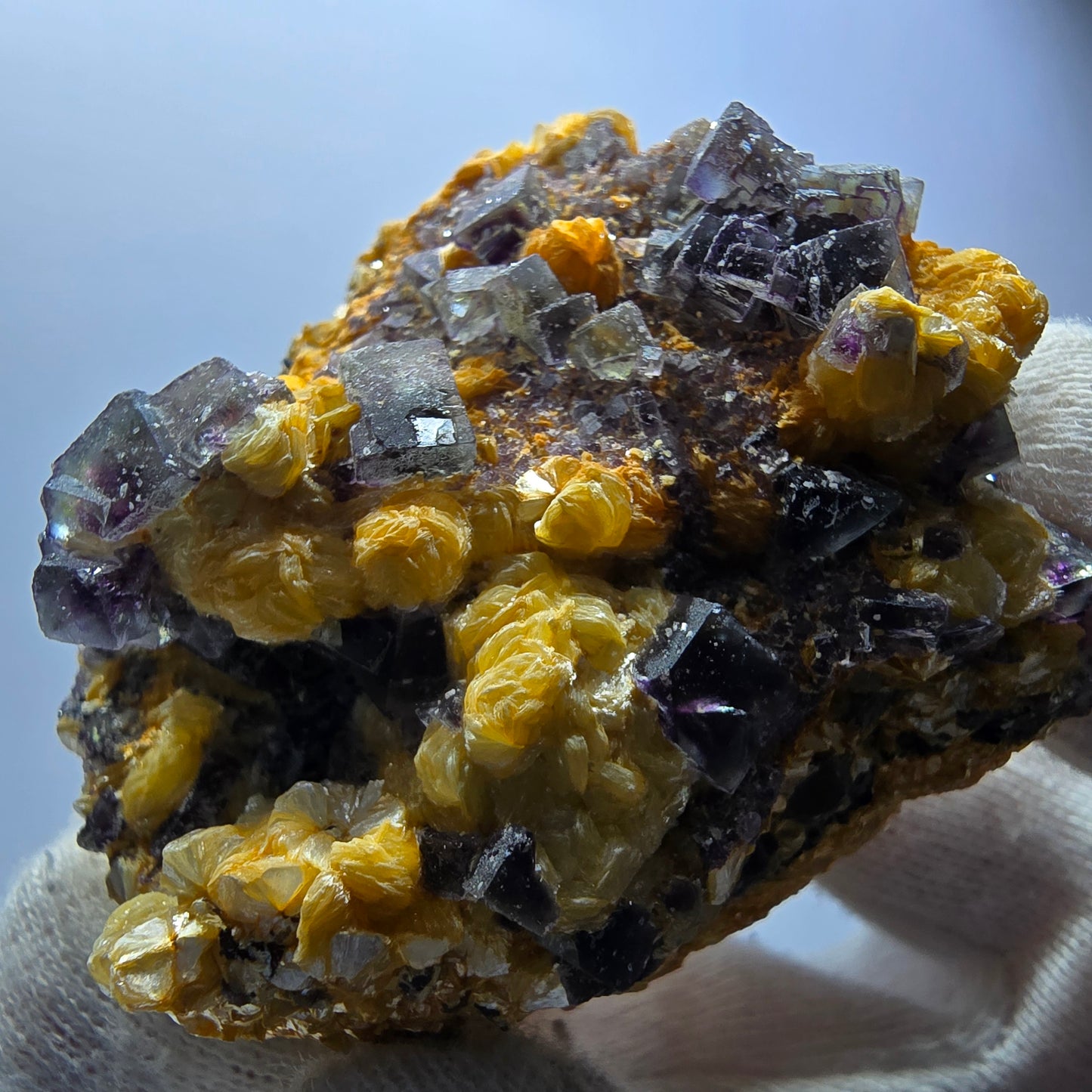 Spécimen de fluorite fantôme colorée, de tourmaline Schorl et de muscovite, Erongo, Namibie, 58 x 51 x 33 mm
