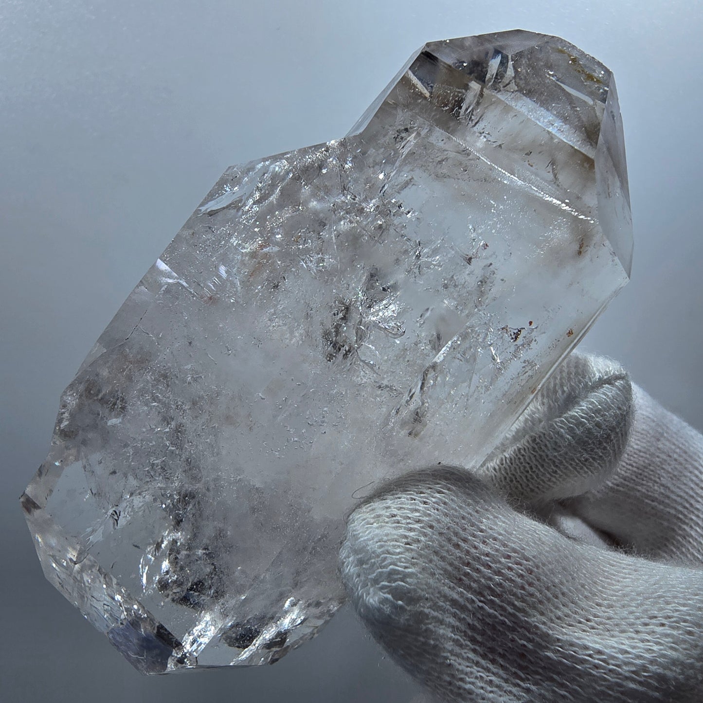 Sceptre DT Enhydro en quartz fumé lémurien, gobo de poche UV en calcite Valentine. Namibie 80 x 40 x 29 mm