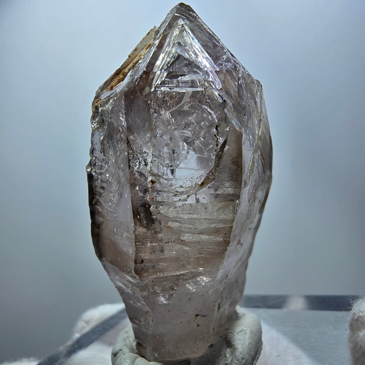 Quartz fumé fantôme transparent, pointe de sceptre, Goboboseb, Namibie, 48 x 32 x 22 mm