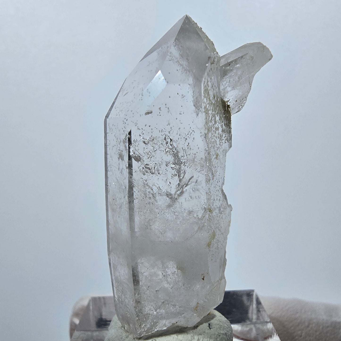 Quartz clair, préhnite, hématite, mine Point Streep, Goboboseb, Namibie, 43 x 21 x 13 mm