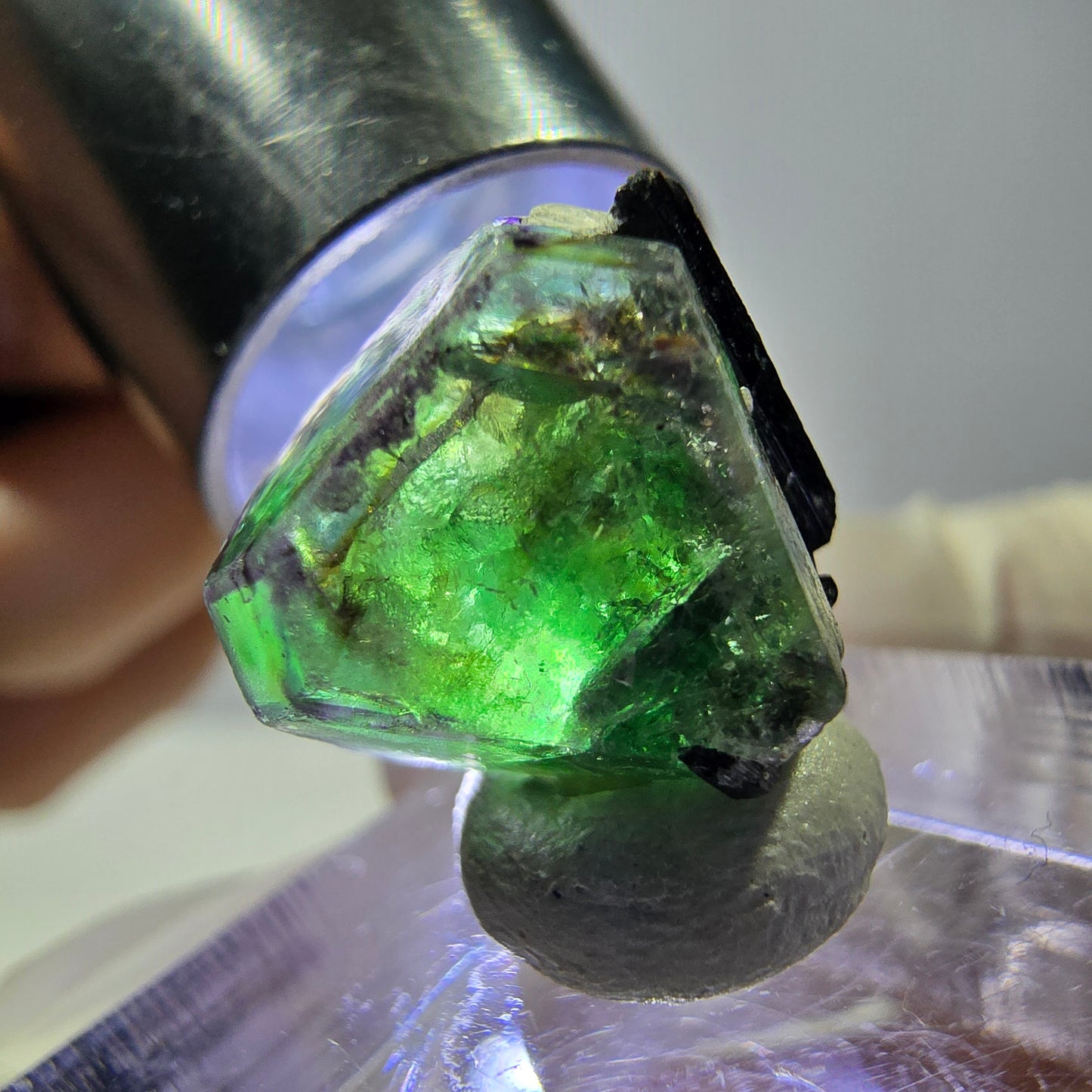 Cube hexagonal de fluorite fantôme, muscovite, tourmaline Schörl, Erongo, Namibie, 14 x 13 x 13 mm