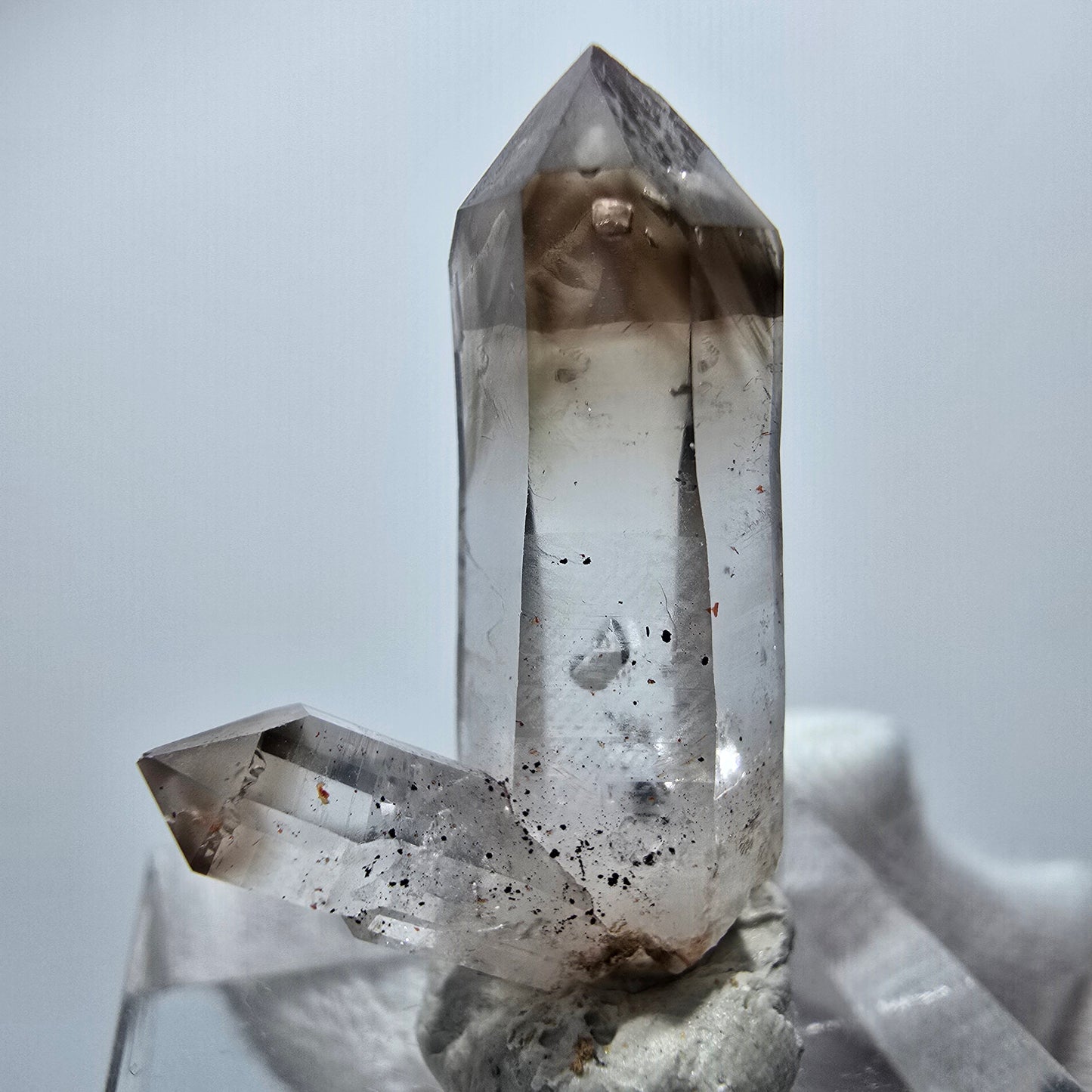 Amas de quartz fumé fantôme transparent, Goboboseb, Namibie, 27 x 17 x 10 mm