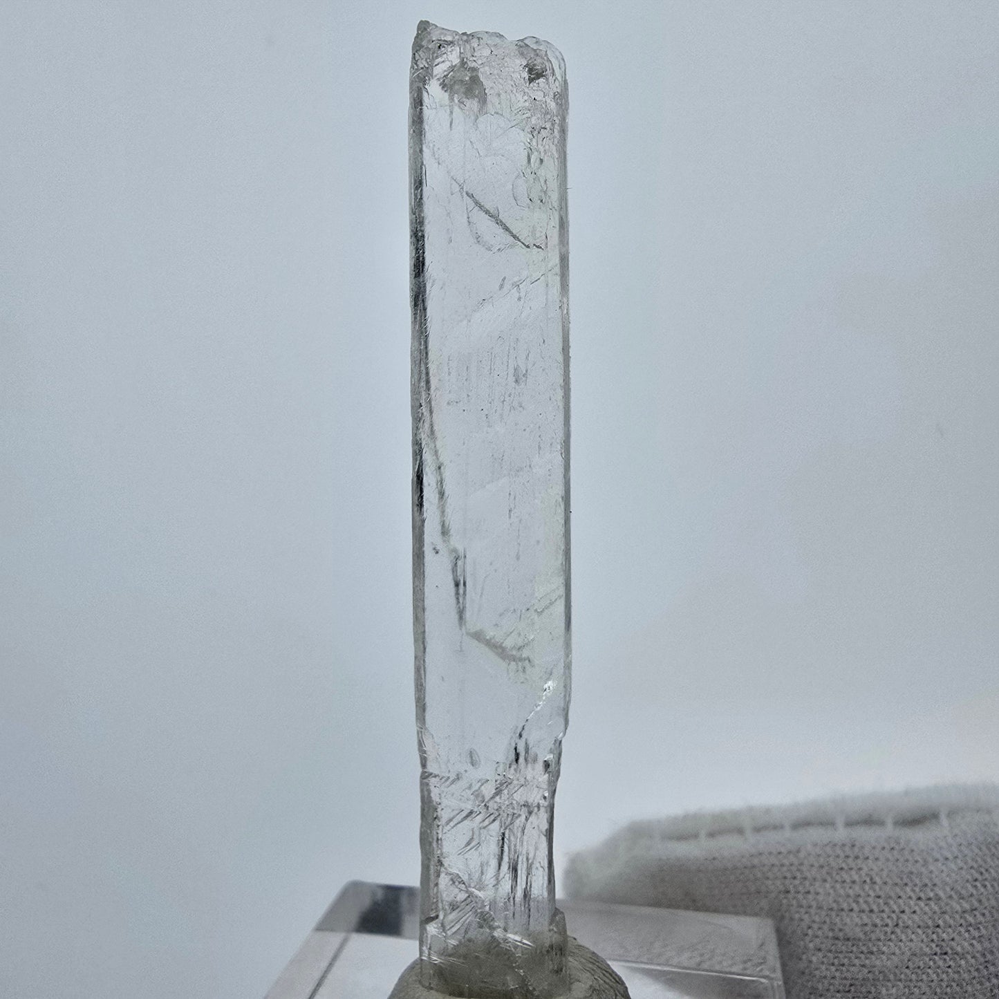 Seltener Kunzit X Spodumen Kristall weiß UV Mineral 54*8*5mm aus Brasilien