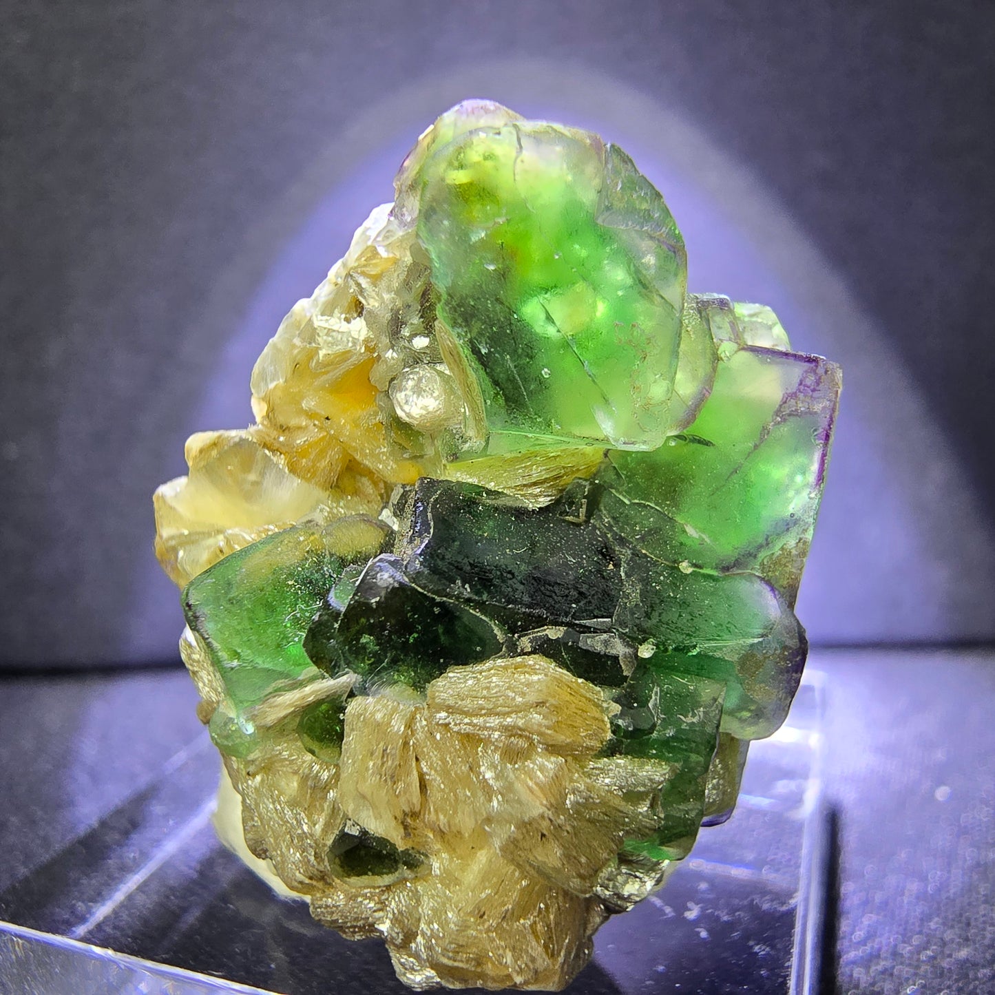 Klare Fluorit mit Muskovit grün 27*23*19mm Erongo, Namibia Mineraliensammlung