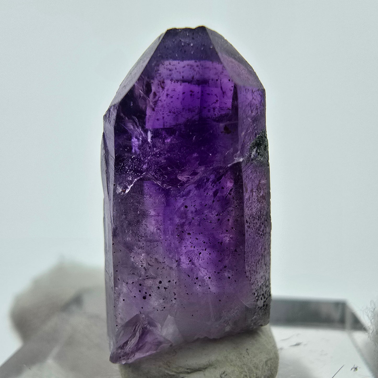Pointe d'améthyste fantôme transparente violette, claim Buks, Goboboseb, Namibie 21*10*7mm