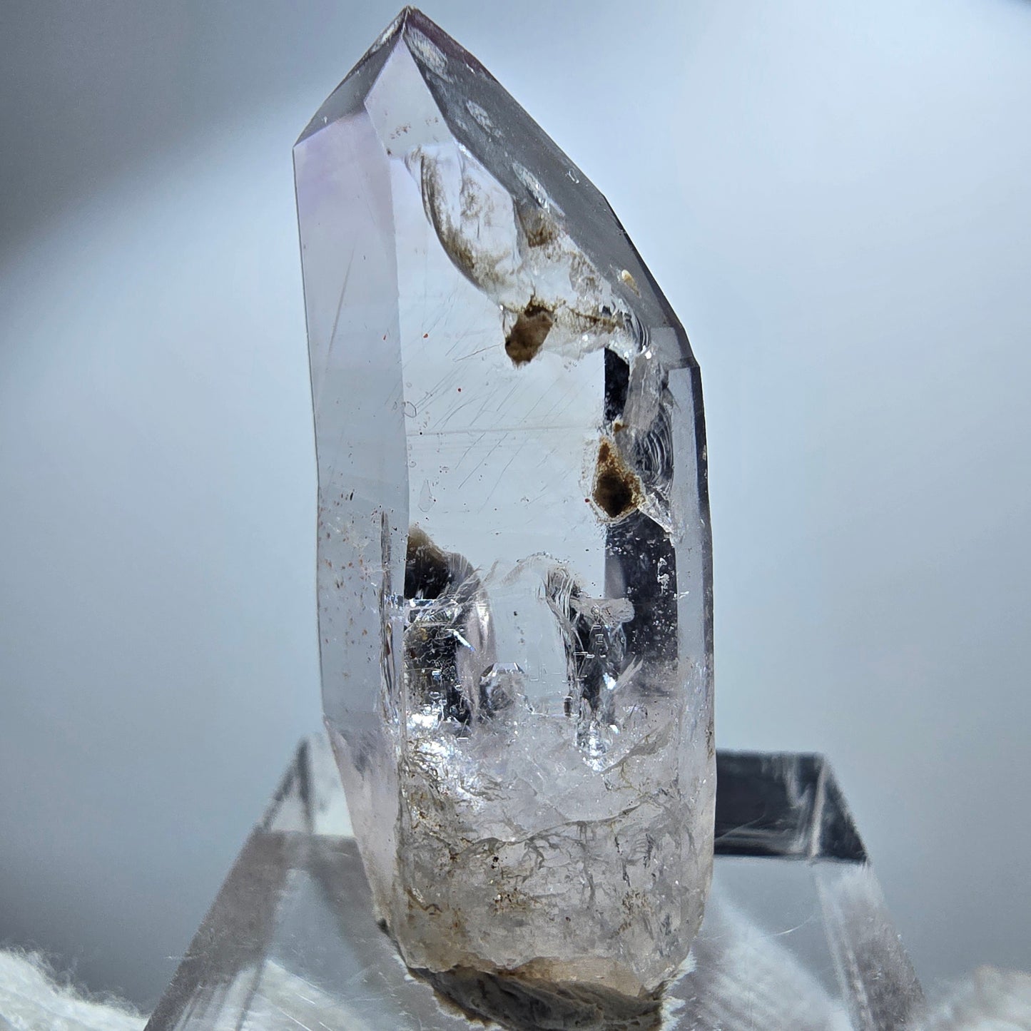 Pointe de sceptre en améthyste fantôme transparente, Goboboseb, Namibie, 38 x 16 x 11 mm