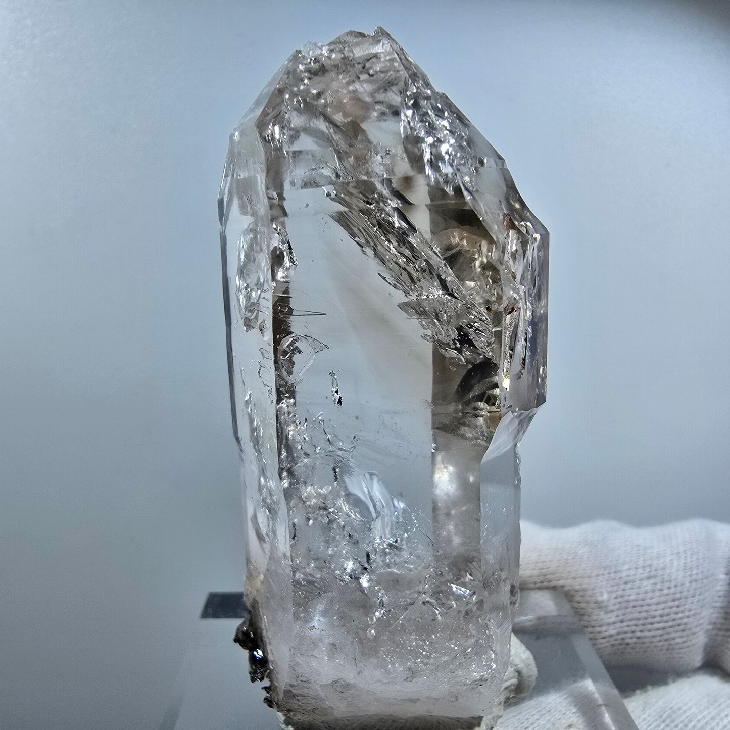 Sceptre en quartz fumé fantôme, calcite, hématite, poche Valentine Goboboseb Namibie 65 x 30 x 22 mm