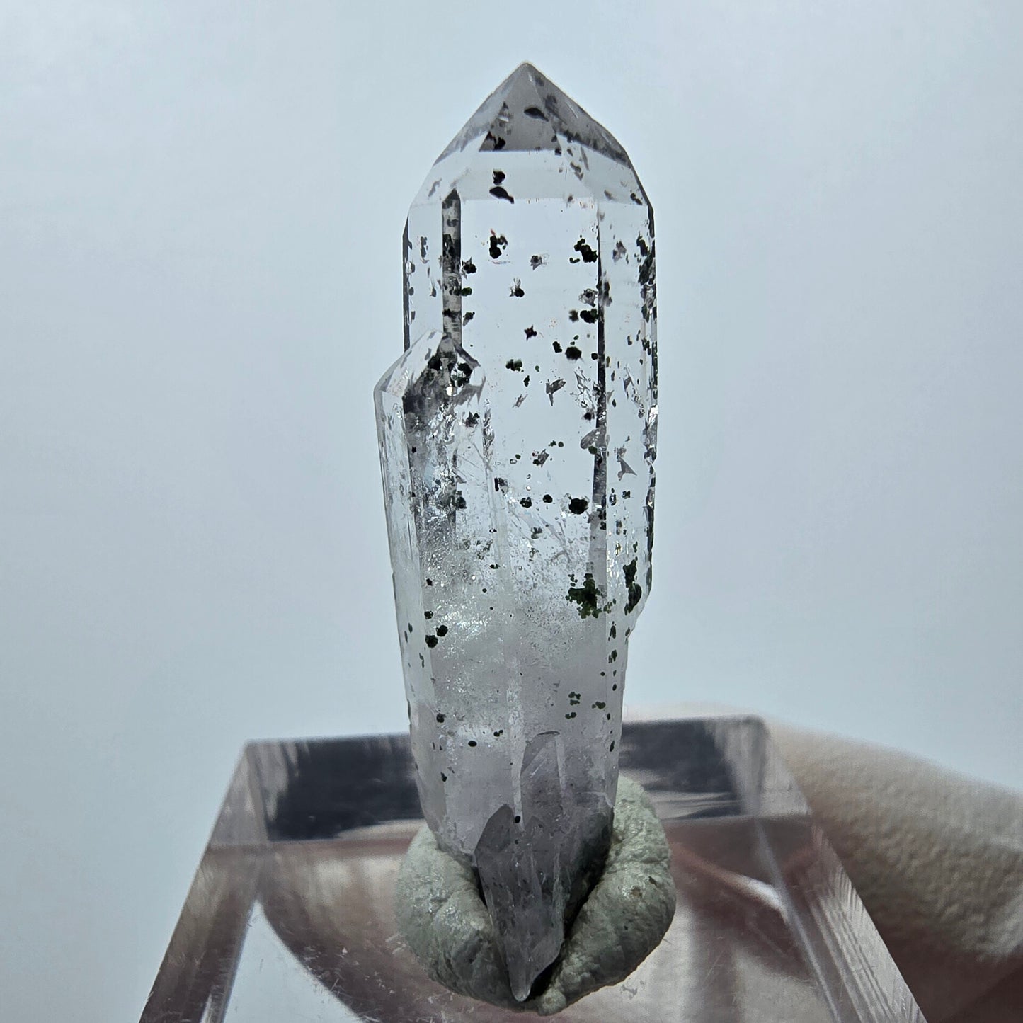 Quartz hématite transparent Point Streep Mine, Goboboseb, Namibie 34 x 9 x 9 mm