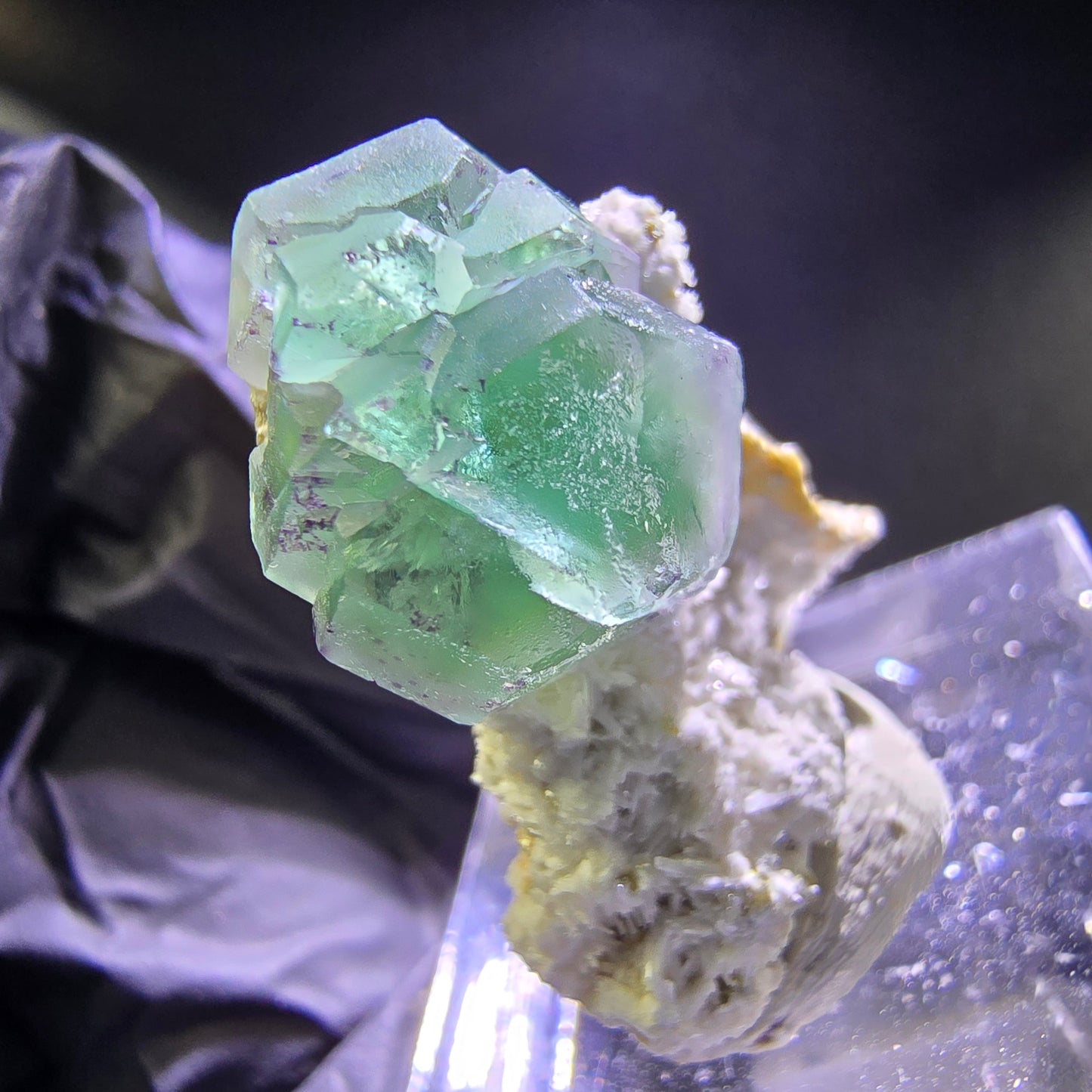 Klare Phantom Fluorit Oktaeder, Muskovit auf Orthoklas 25*18*14mm Erongo Namibia