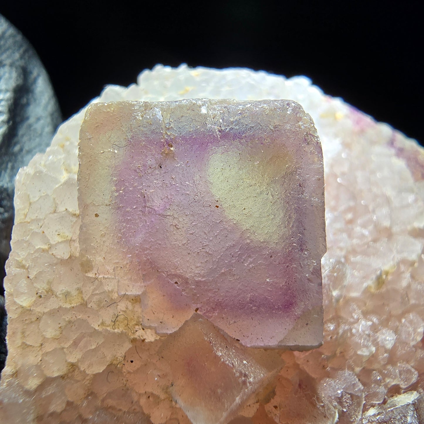 Cube de fluorite fantôme sur scène de quartz violet vert Omehane, Namibie 58*52*19mm