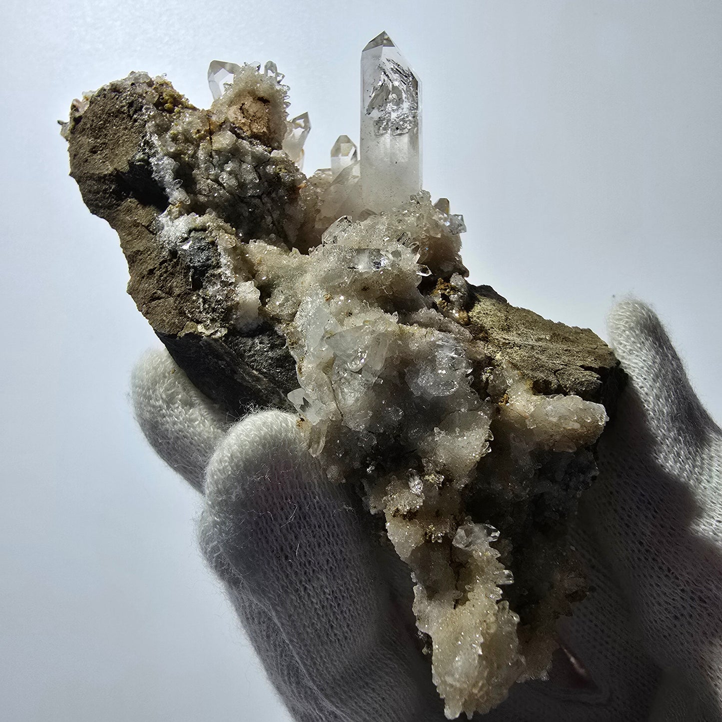 Quartz fumé fantôme DT, calcite UV sur matrice, spécimen Valentine Pocket, Namibie, 103 x 51 x 30 mm
