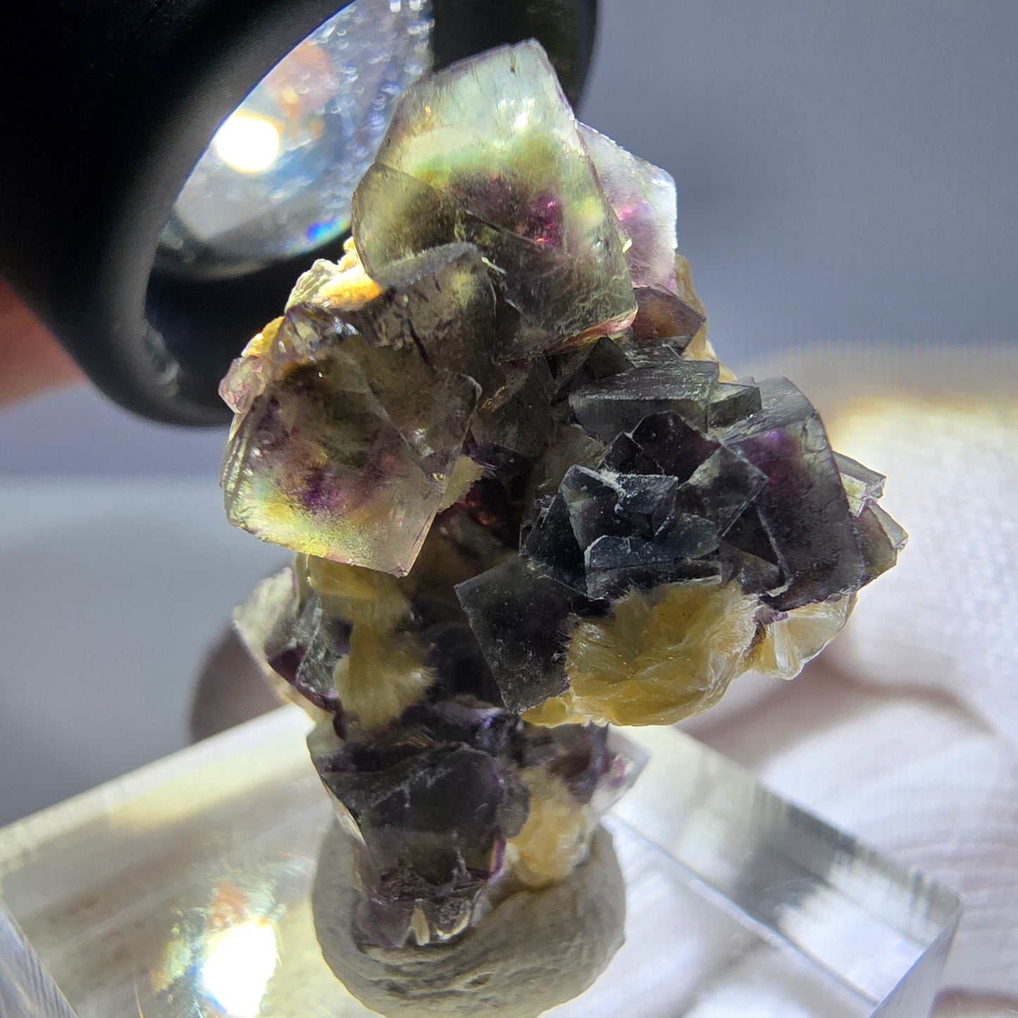 Cubes de fluorite fantôme colorés, spécimen de muscovite, Erongo, Namibie, 28 x 20 x 20 mm