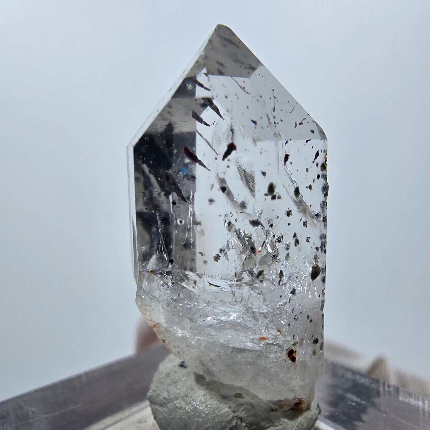 Quartz clair Harlequin Point Streep Mine, Goboboseb, Namibie 28 x 13 x 12 mm