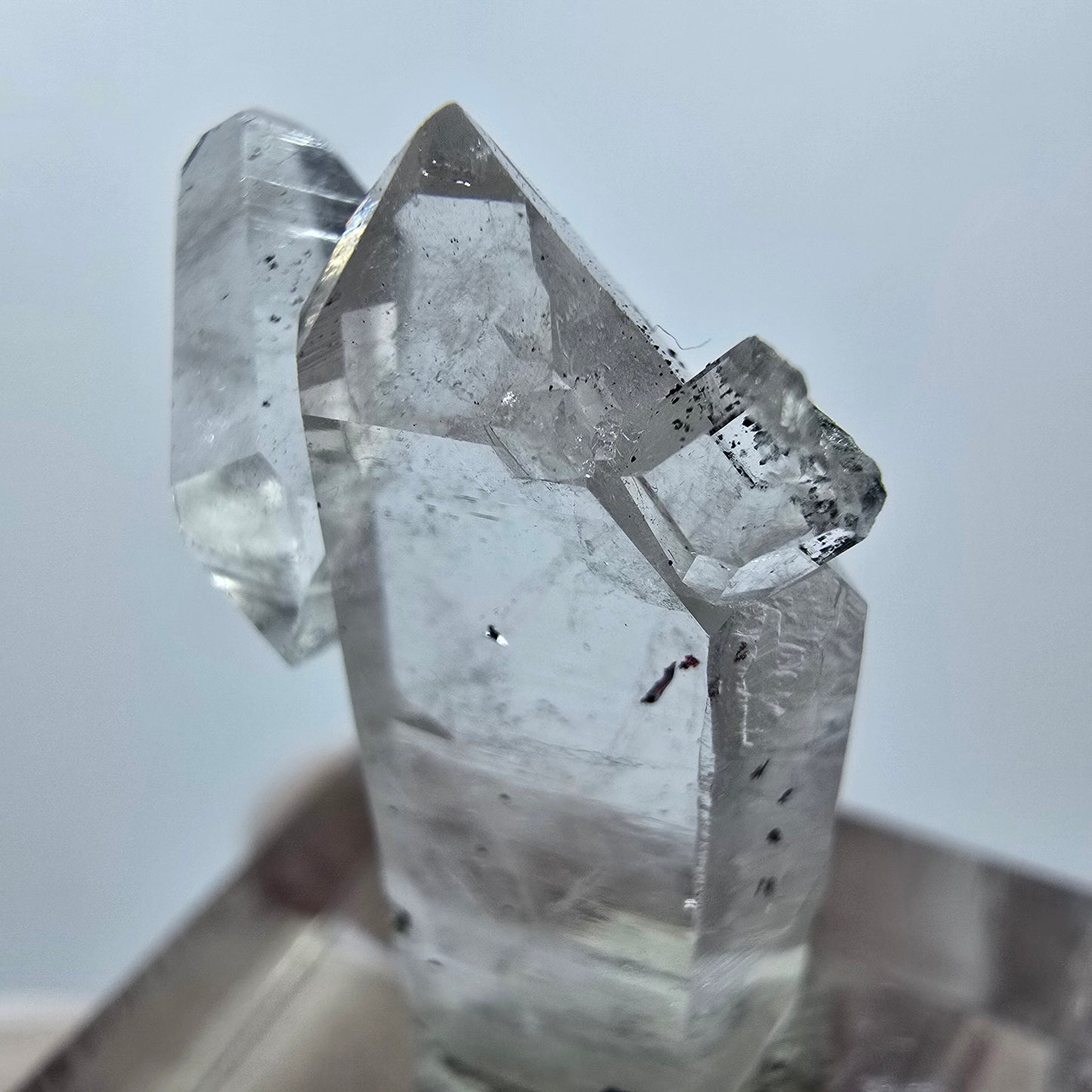 Quartz hématite transparent à double pointe, mine Streep, Goboboseb, Namibie, 28 x 18 x 8 mm