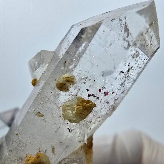 Quartz clair, préhnite, hématite, mine Point Streep, Goboboseb, Namibie, 38 x 22 x 16 mm