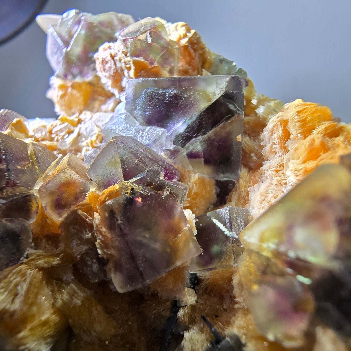 Spécimen de fluorite fantôme colorée, tourmaline scholle muscovite, Erongo, Namibie, 81 x 68 x 48 mm