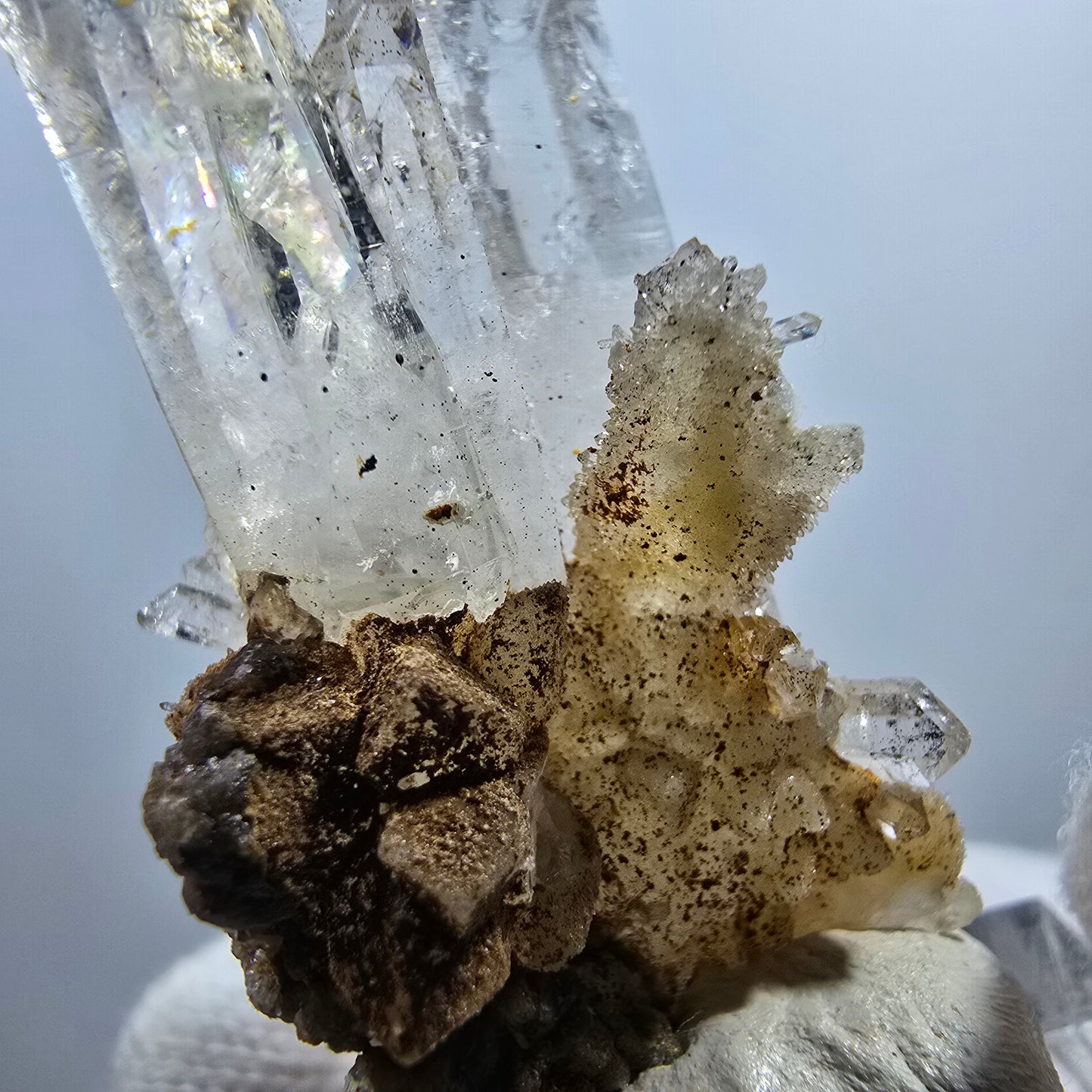 Sceptre DT en quartz fumé fantôme, calcite UV Valentine Pocket Goboboseb Namibie 60 x 26 x 25 mm