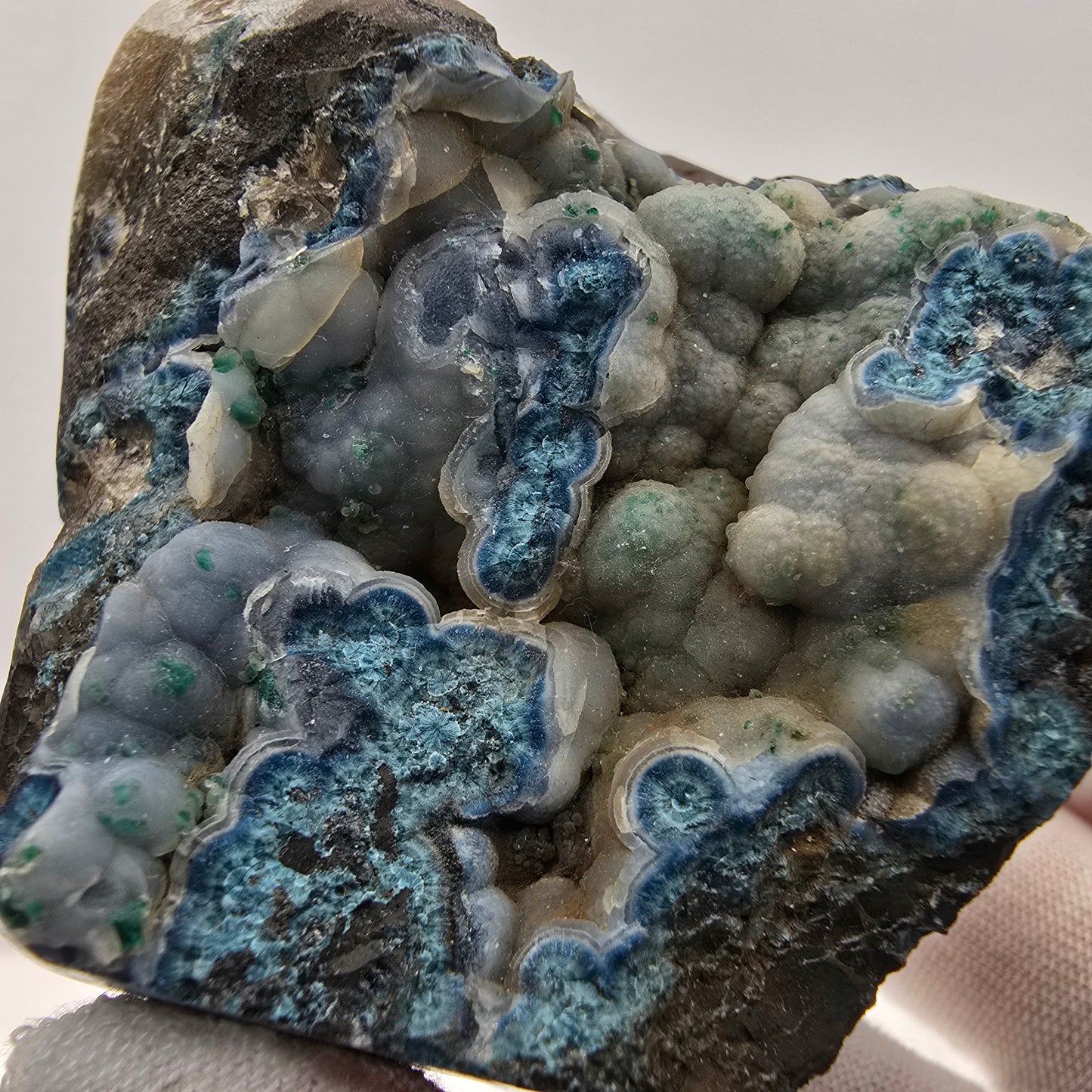 Grand spécimen de shattuckite et de malachite, cristaux en boule, Kaokoveld, Namibie, 69 x 53 x 44 mm