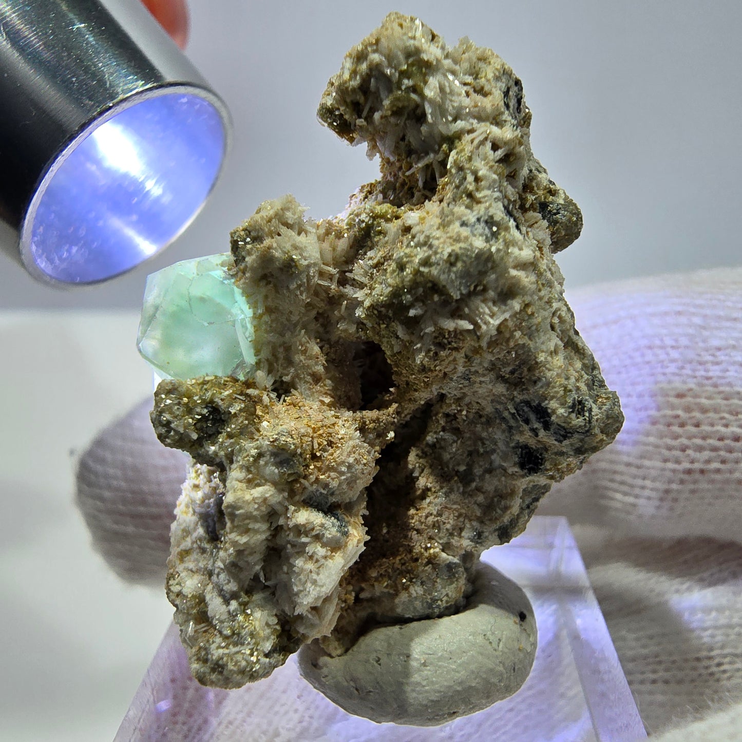 Spécimen de cube de fluorite fantôme zonal, de muscovite et de tourmaline Schorl, Erongo, Namibie, 37 x 25 x 21 mm