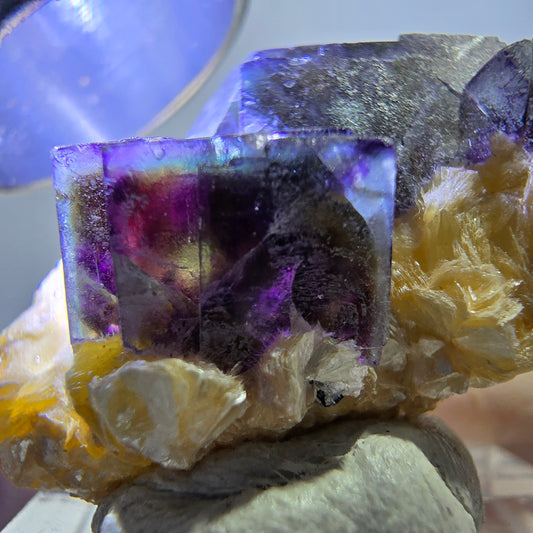 Bunte Phantom Fluorit Würfel, Muskovit Stufe Erongo, Namibia 32*27*13mm