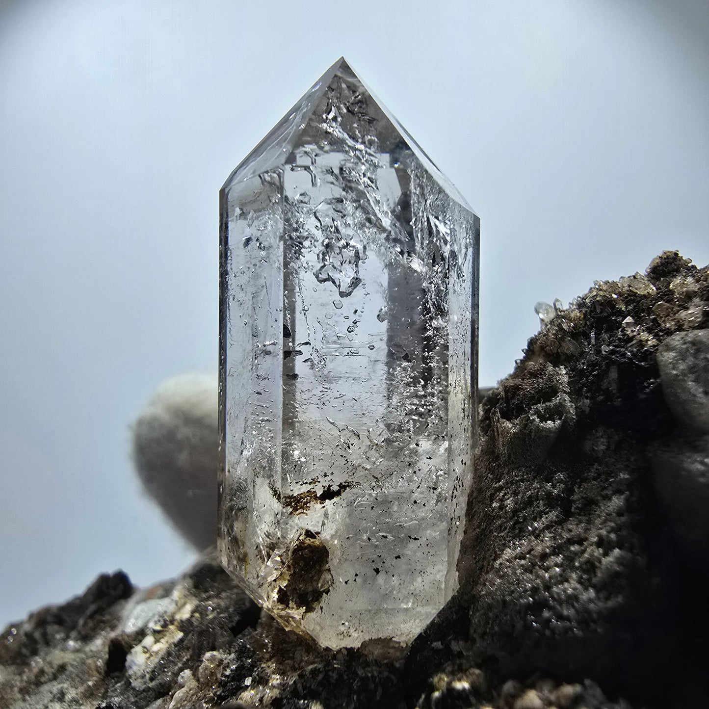 Sceptre en quartz fumé squelette, spécimen de calcite UV, poche Saint-Valentin, Goboboseb, Namibie, 117 x 60 x 59 mm