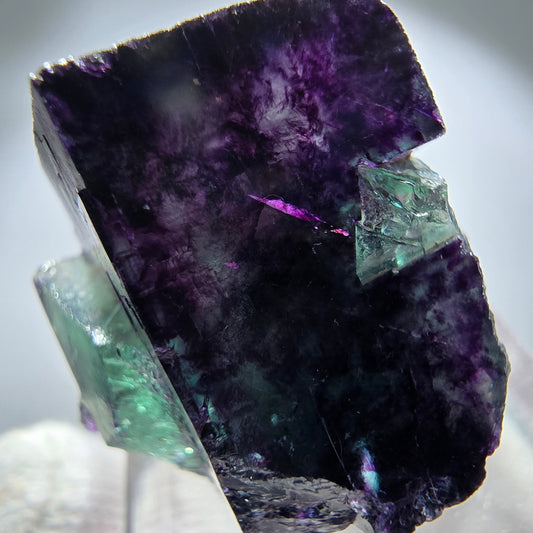 Rare spécimen de cube de fluorite fantôme, vert zonal et violet, Okorusu, Namibie, 25 x 23 x 22 mm