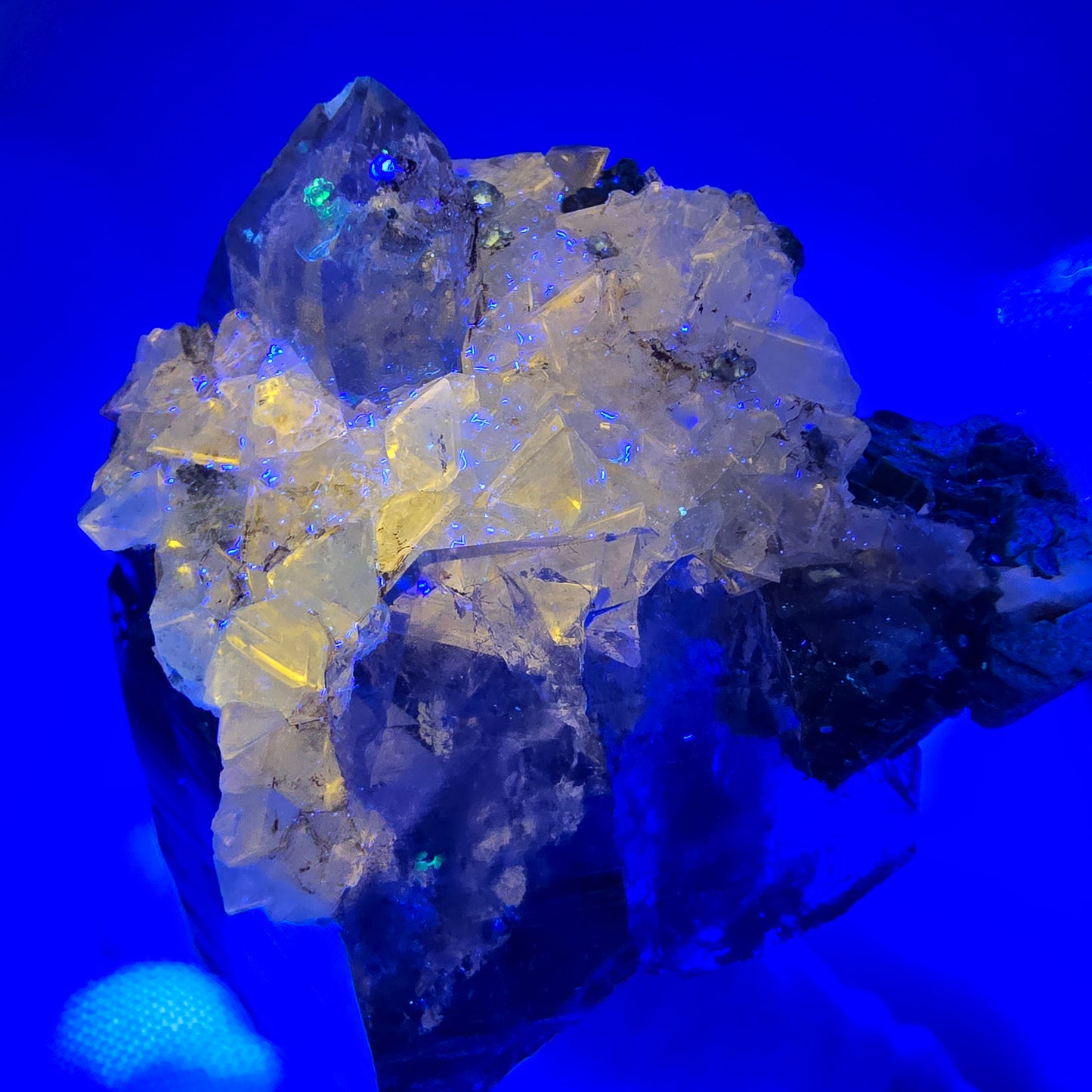 Phantom Rauchquarz mit UV Calcit, Hyalit, Muskovit Goboboseb, Namibia 67*52*41mm