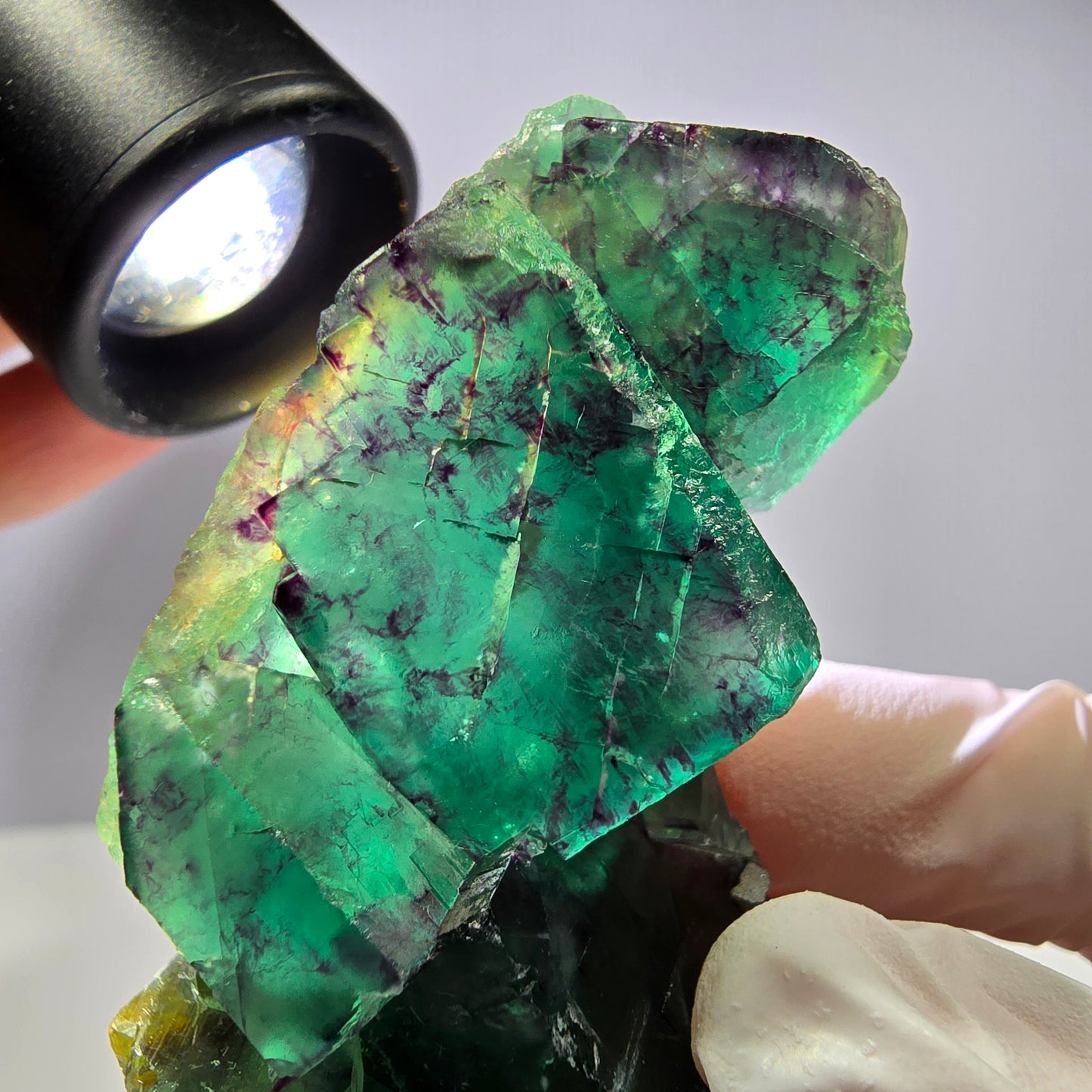 Spécimen de cube de fluorite fantôme parqueté vert violet Okorusu, Namibie 66*42*22mm