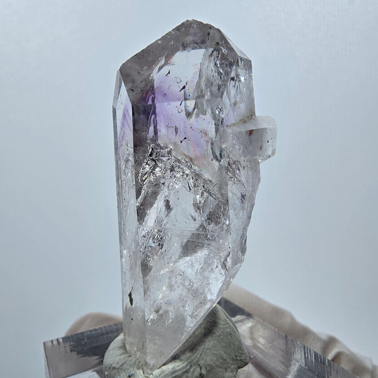 Améthyste fantôme Harlequin avec hématite, mine Streep, Goboboseb, Namibie, 42 x 18 x 16 mm