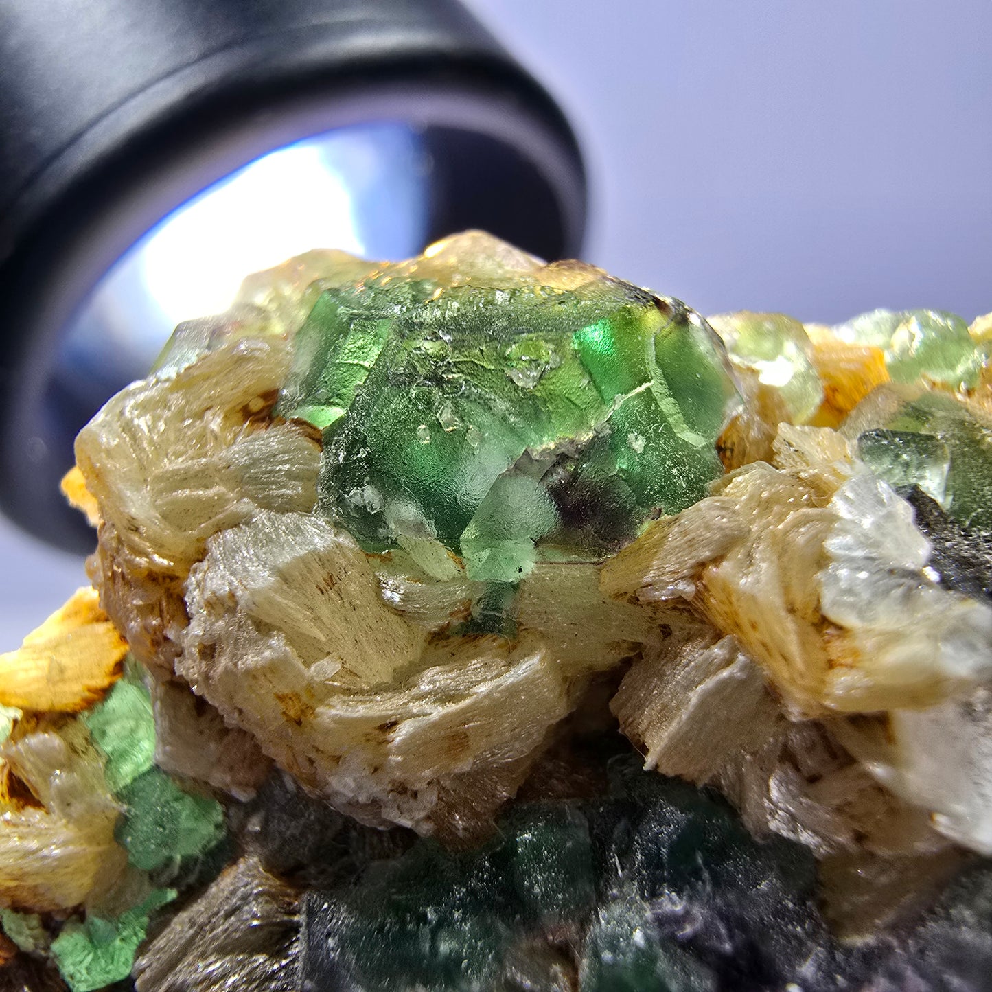 Cube de fluorite fantôme, muscovite et tourmaline Schorl, spécimen d'Erongo, Namibie, 37 x 34 x 18 mm