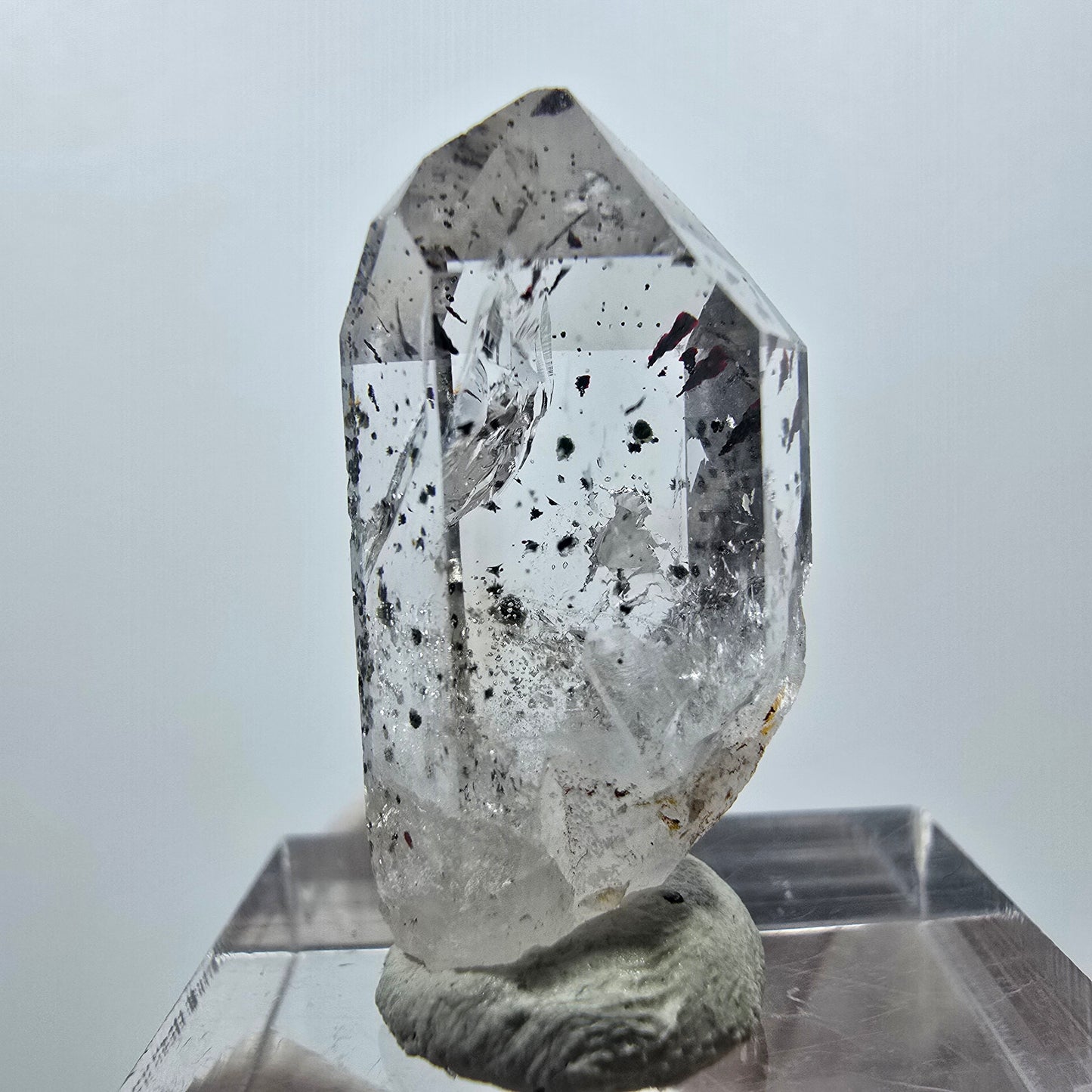 Quartz clair Harlequin Point Streep Mine, Goboboseb, Namibie 28 x 13 x 12 mm