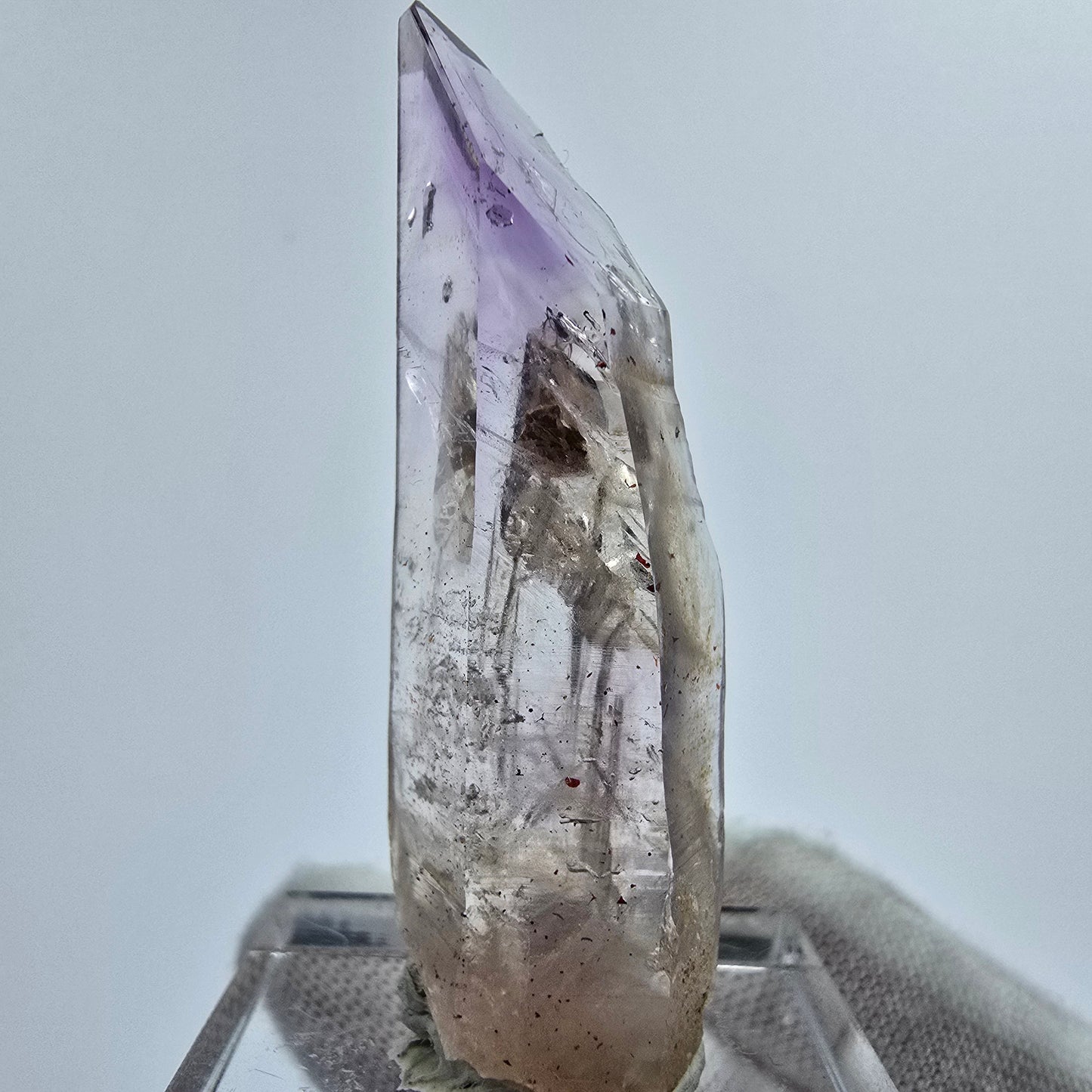 Phantom Amethyst mit rotem Eisen Goboboseb, Namibia 45*14*9mm Mineraliensammlung