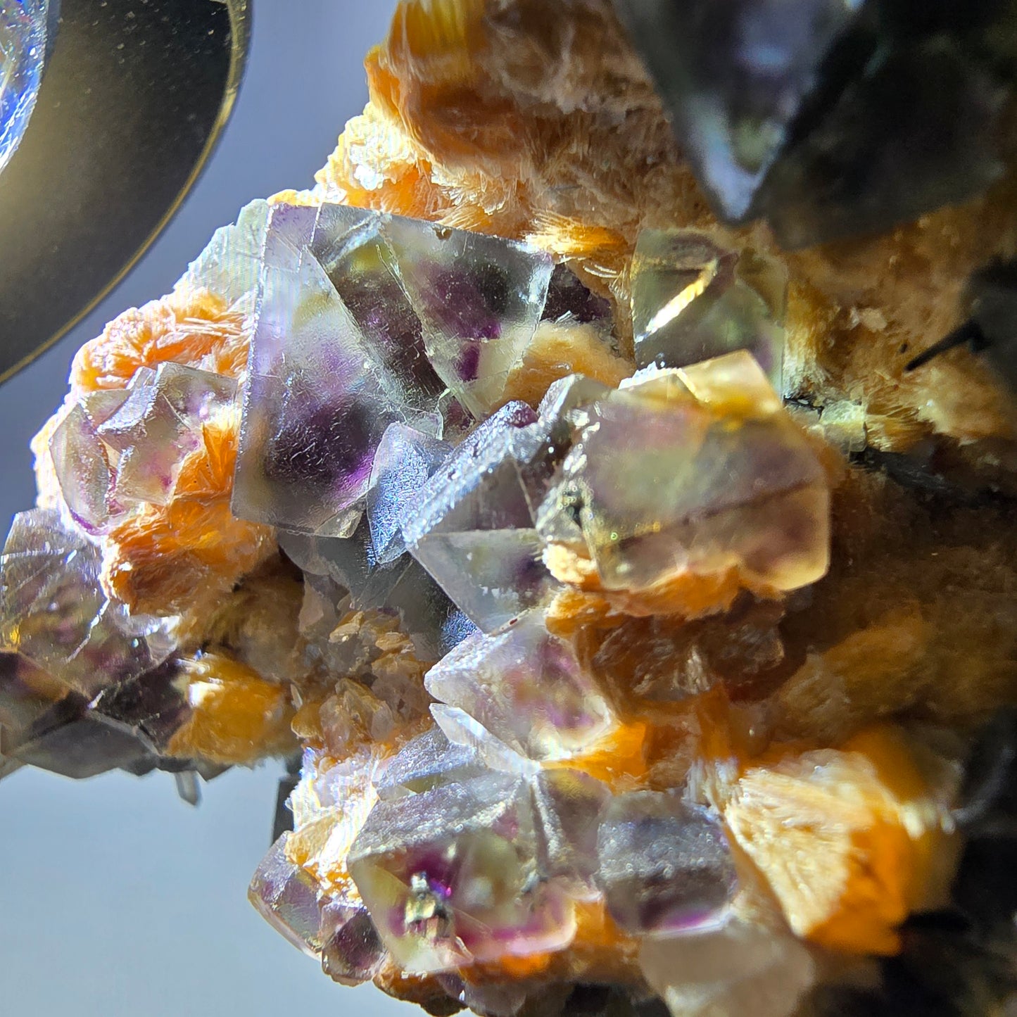 Spécimen de fluorite fantôme colorée, tourmaline scholle muscovite, Erongo, Namibie, 81 x 68 x 48 mm