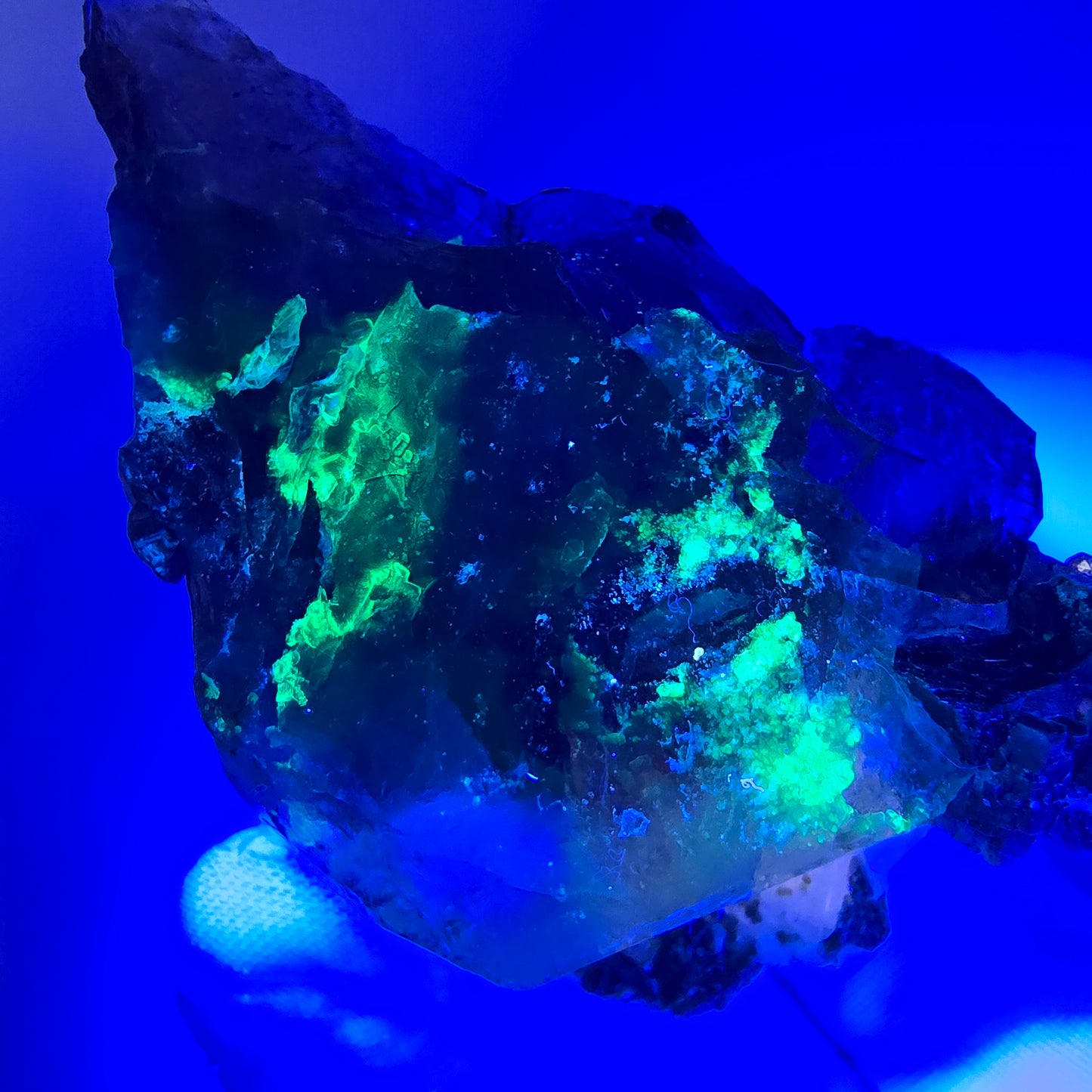 Phantom Rauchquarz mit UV Calcit, Hyalit, Muskovit Goboboseb, Namibia 67*52*41mm