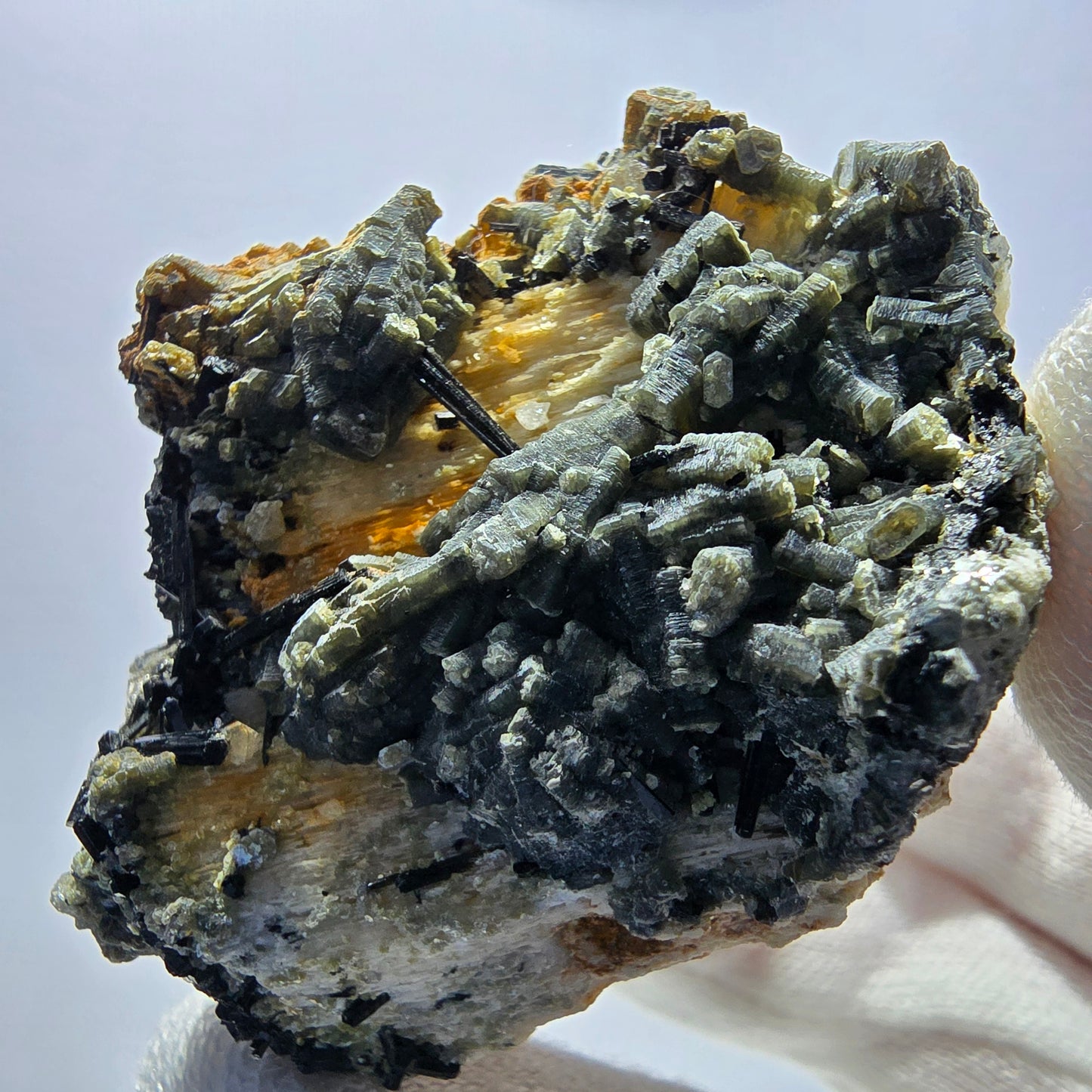 Tourmaline Schörl, muscovite, calcite UV, stade orthose Erongo, Namibie 64*56*47mm