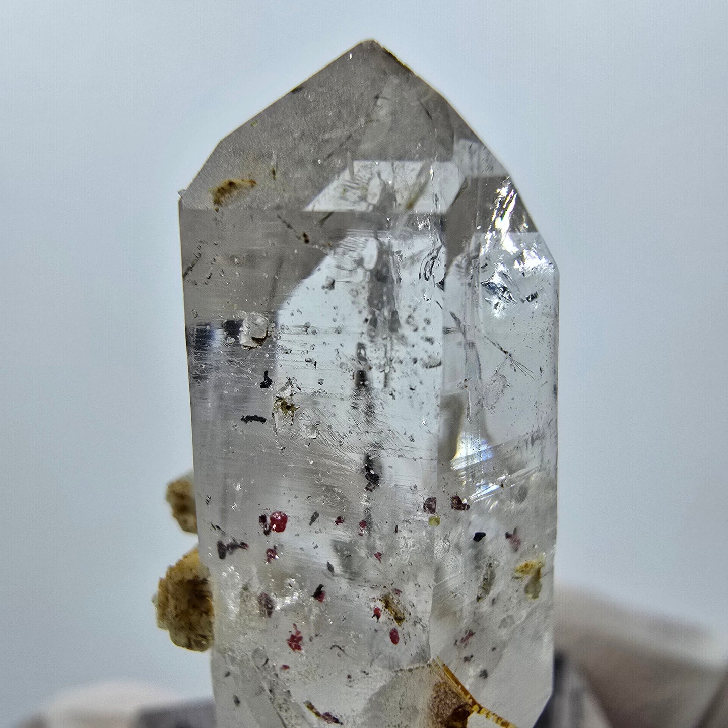 Quartz clair, préhnite, hématite, mine Point Streep, Goboboseb, Namibie, 38 x 22 x 16 mm