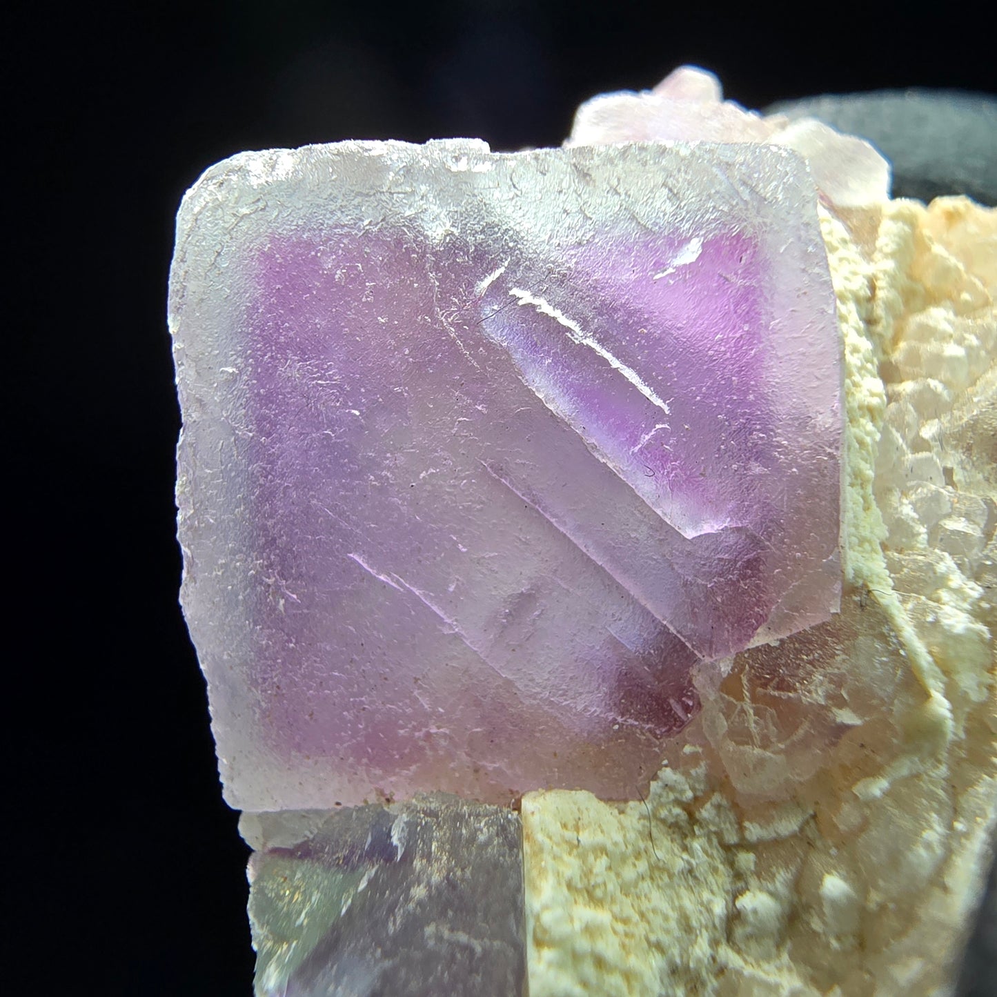 Cube de fluorite fantôme sur scène de quartz violet vert Omehane, Namibie 33*31*23mm