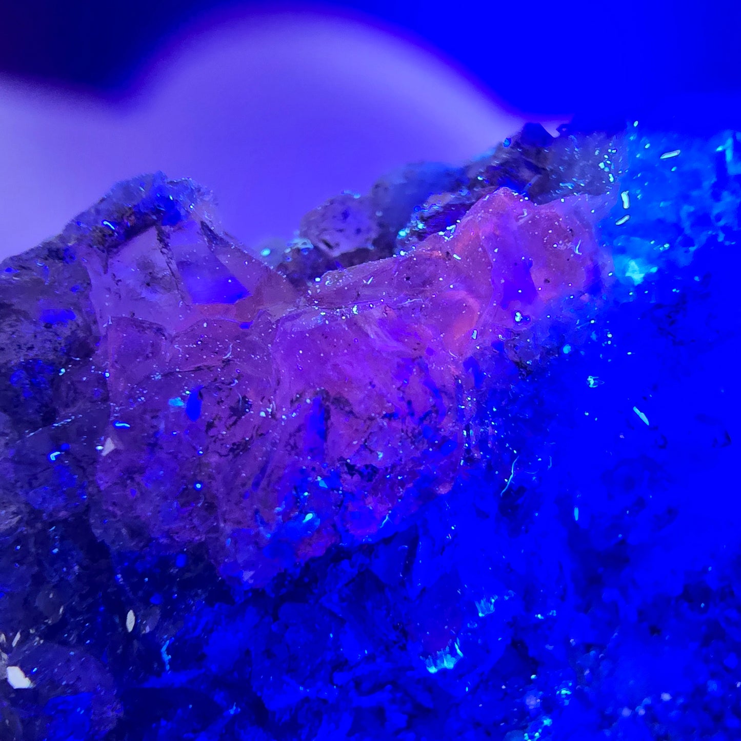 XL Phantom Smoky Quartz DT, calcite UV sur matrice Valentine Pocket, Namibie 166 x 81 x 47 mm