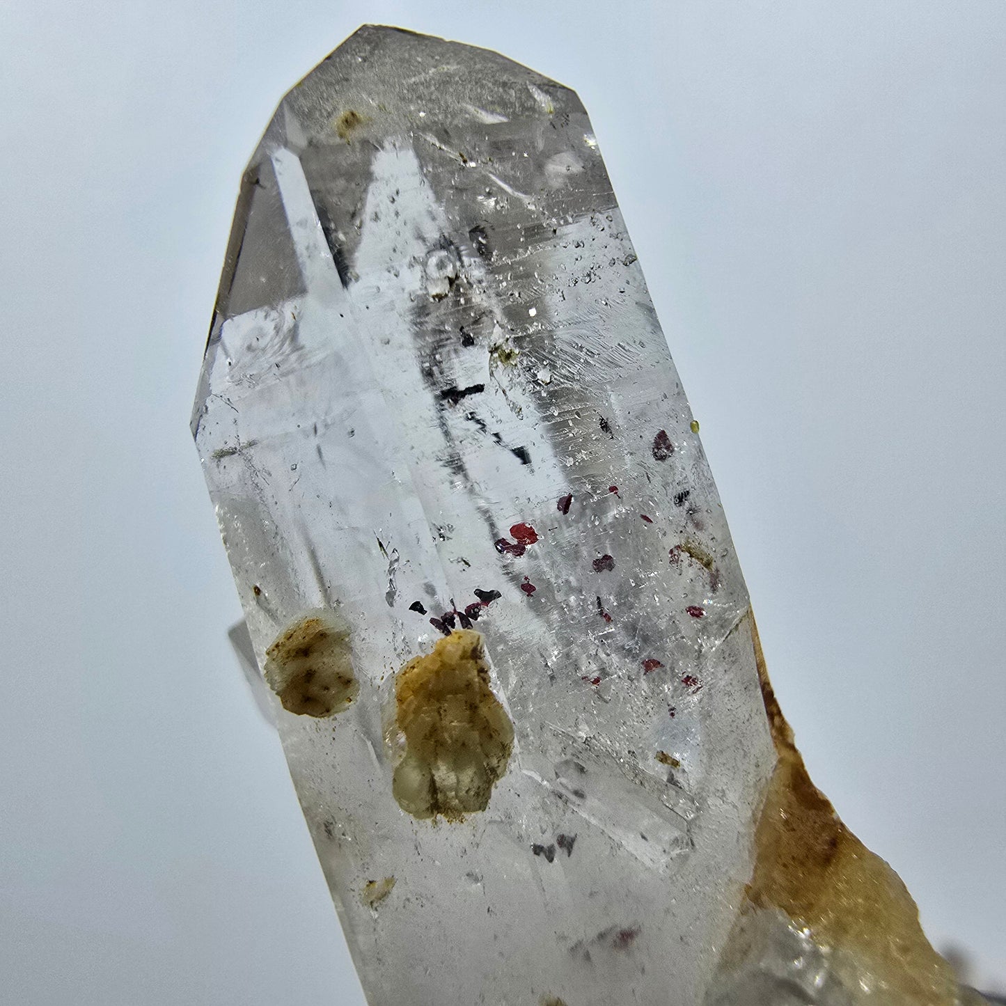 Quartz clair, préhnite, hématite, mine Point Streep, Goboboseb, Namibie, 38 x 22 x 16 mm