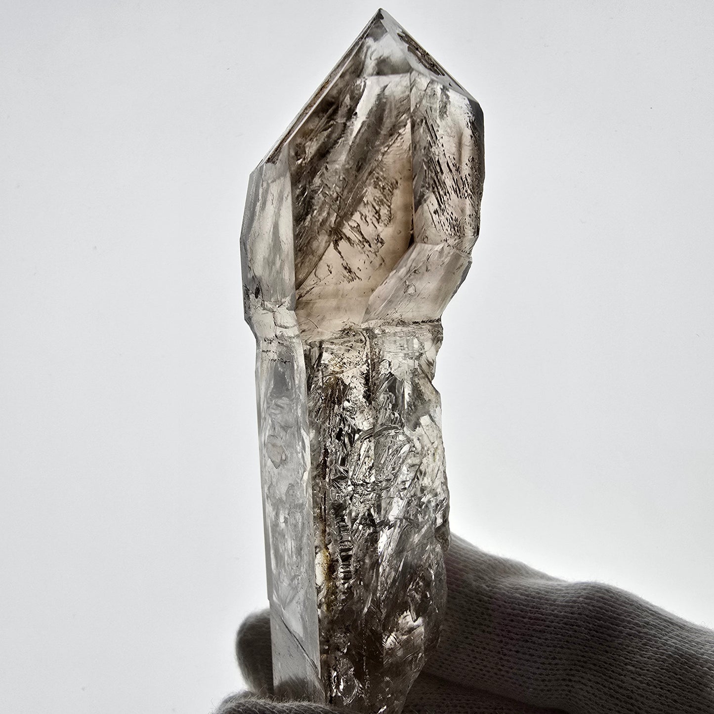 Sceptre de poche en quartz fumé fantôme, Goboboseb de la Saint-Valentin, Namibie, 107 x 38 x 28 mm