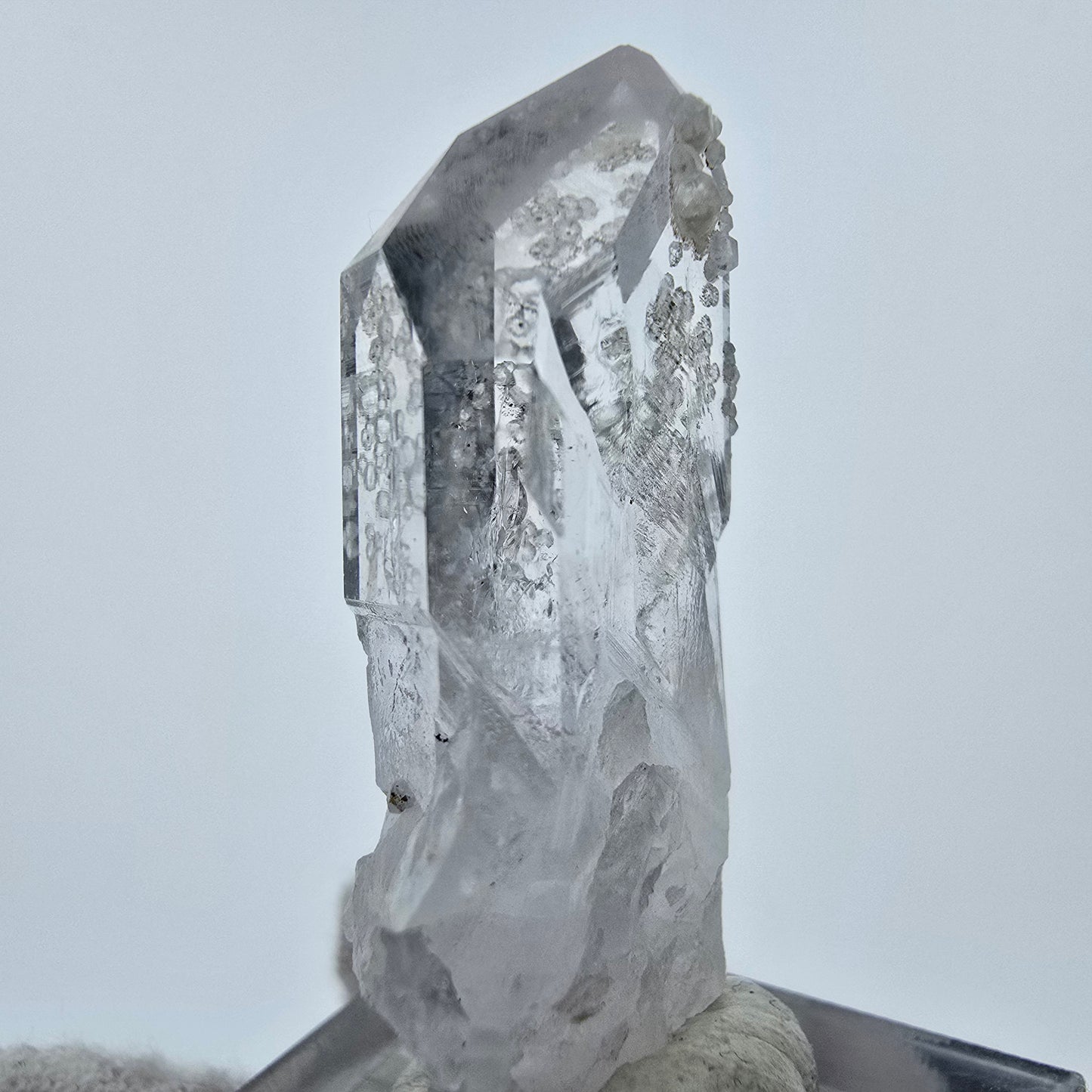 Klarer Zepter Quarz Analcim, Amethyst Streep Mine Goboboseb Namibia 40*19*10mm