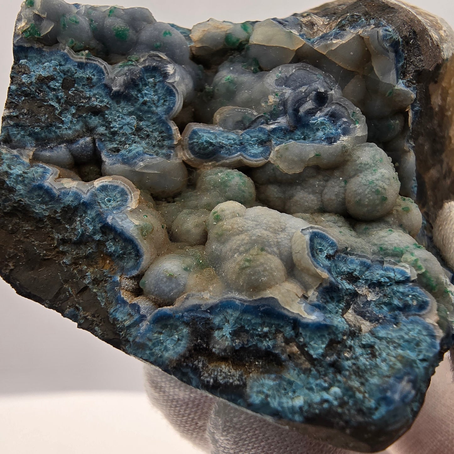 Grand spécimen de shattuckite et de malachite, cristaux en boule, Kaokoveld, Namibie, 69 x 53 x 44 mm