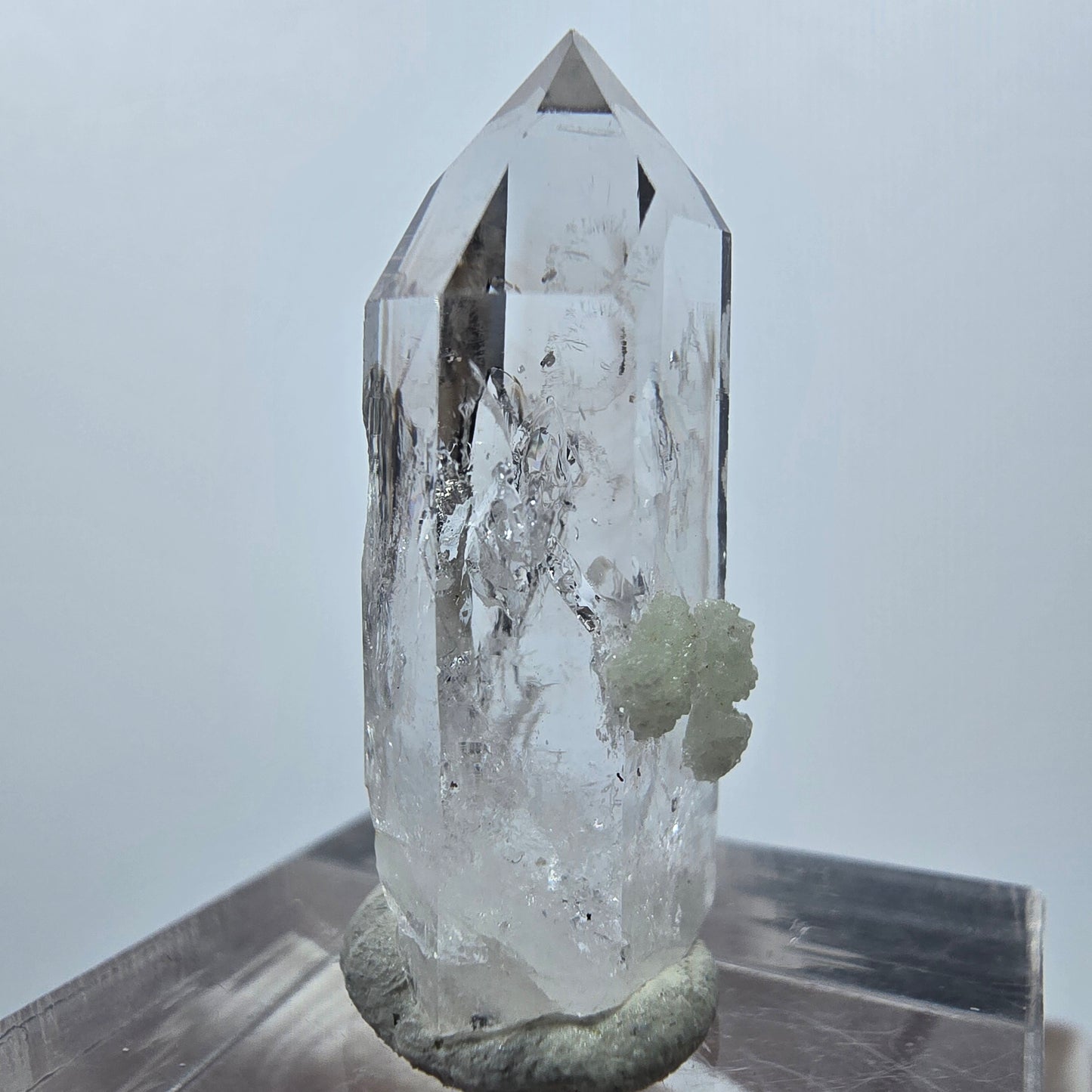 Quartz clair avec préhnite Point Streep Mine, Goboboseb, Namibie 28 x 12 x 10 mm