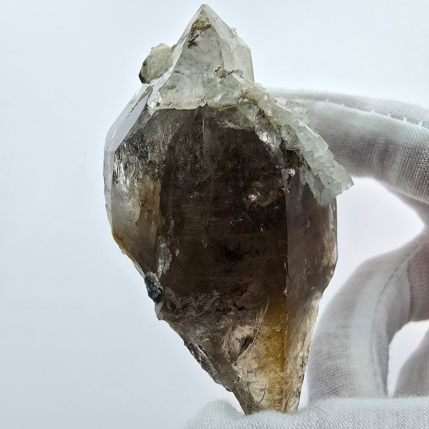 Phantom Rauchquarz mit UV Calcit, Hyalit, Muskovit Goboboseb, Namibia 67*52*41mm