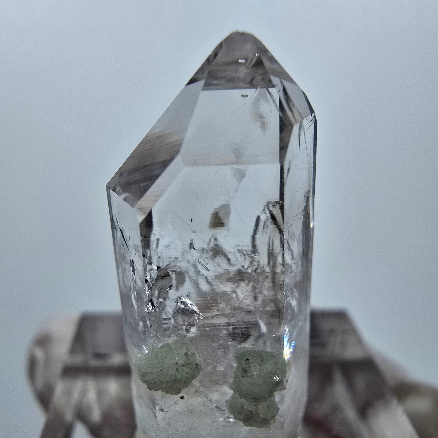 Quartz clair avec préhnite Point Streep Mine, Goboboseb, Namibie 28 x 12 x 10 mm