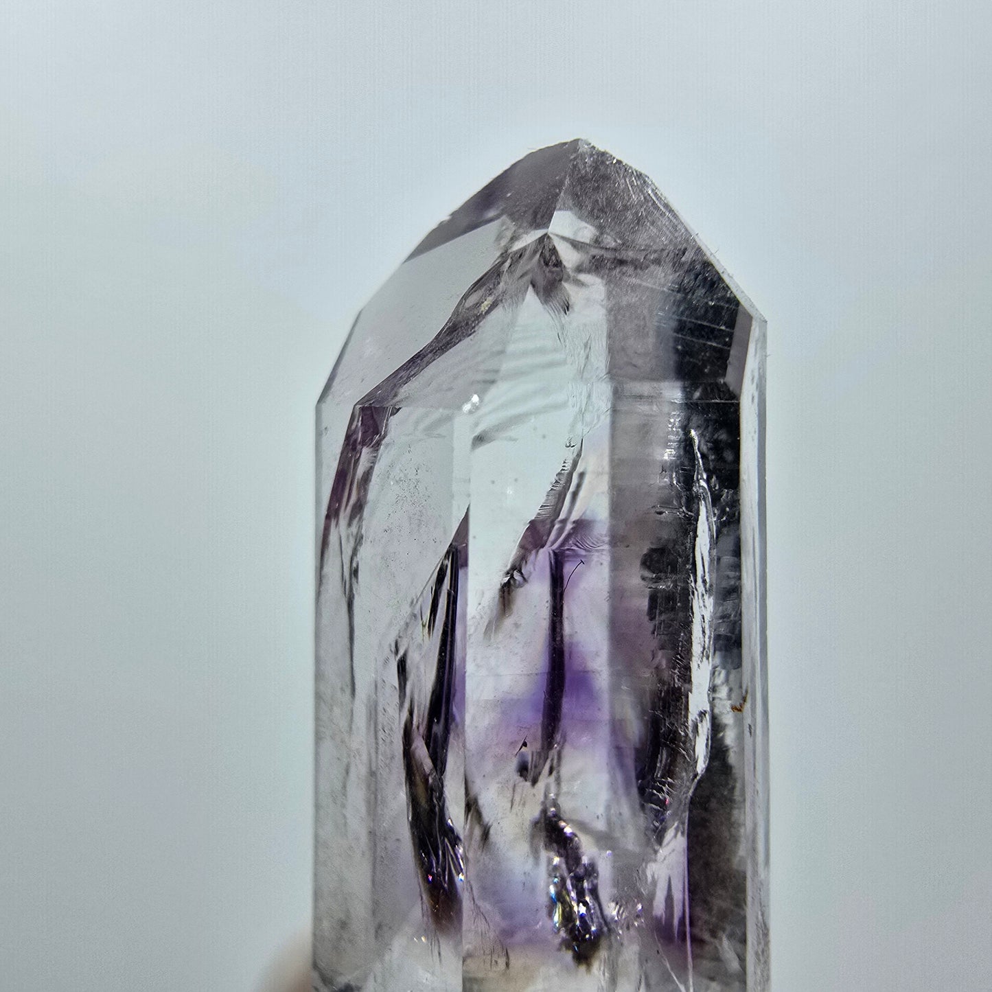 Améthyste fantôme avec hématite, mine Streep, Goboboseb, Namibie, 32 x 10 x 10 mm