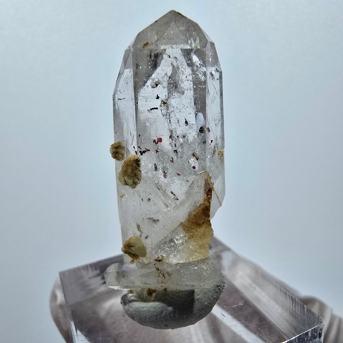 Quartz clair, préhnite, hématite, mine Point Streep, Goboboseb, Namibie, 38 x 22 x 16 mm